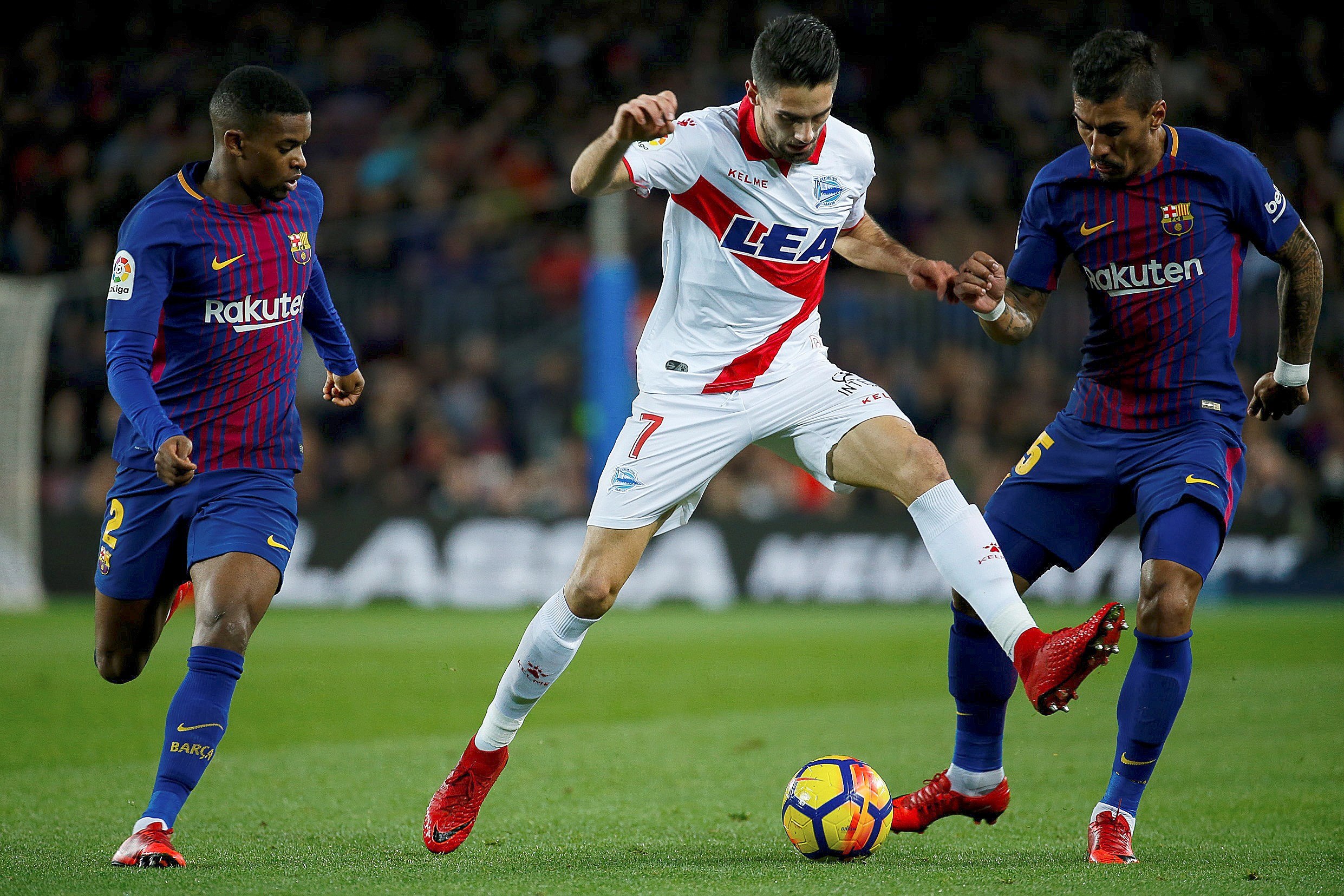 El centrocampista del  Barcelona Paulinho (d) lucha un balón con Rubén Sobrino, delantero del Deportivo Alavés. / EFE