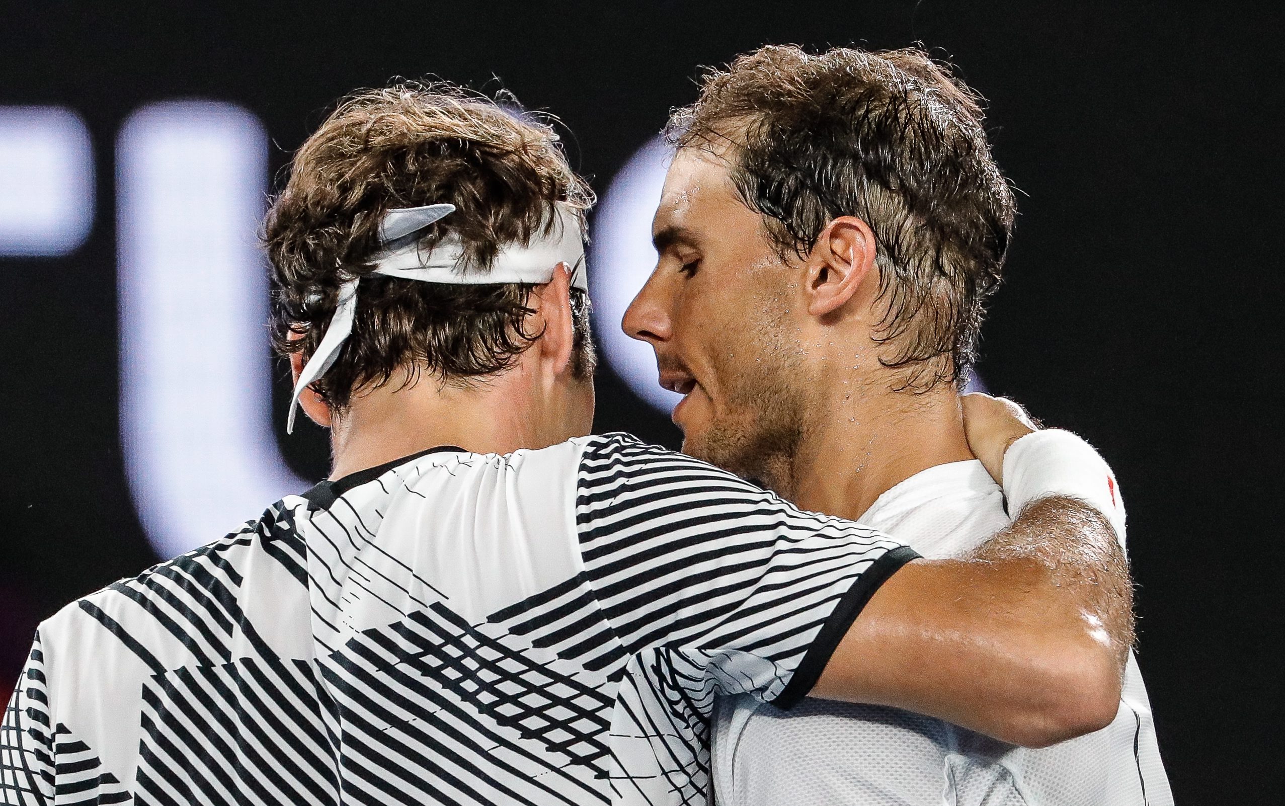 Roger Federer y Rafa Nadal se abrazan tras la final del Abierto de Australia del año pasado, que se llevó el suizo.