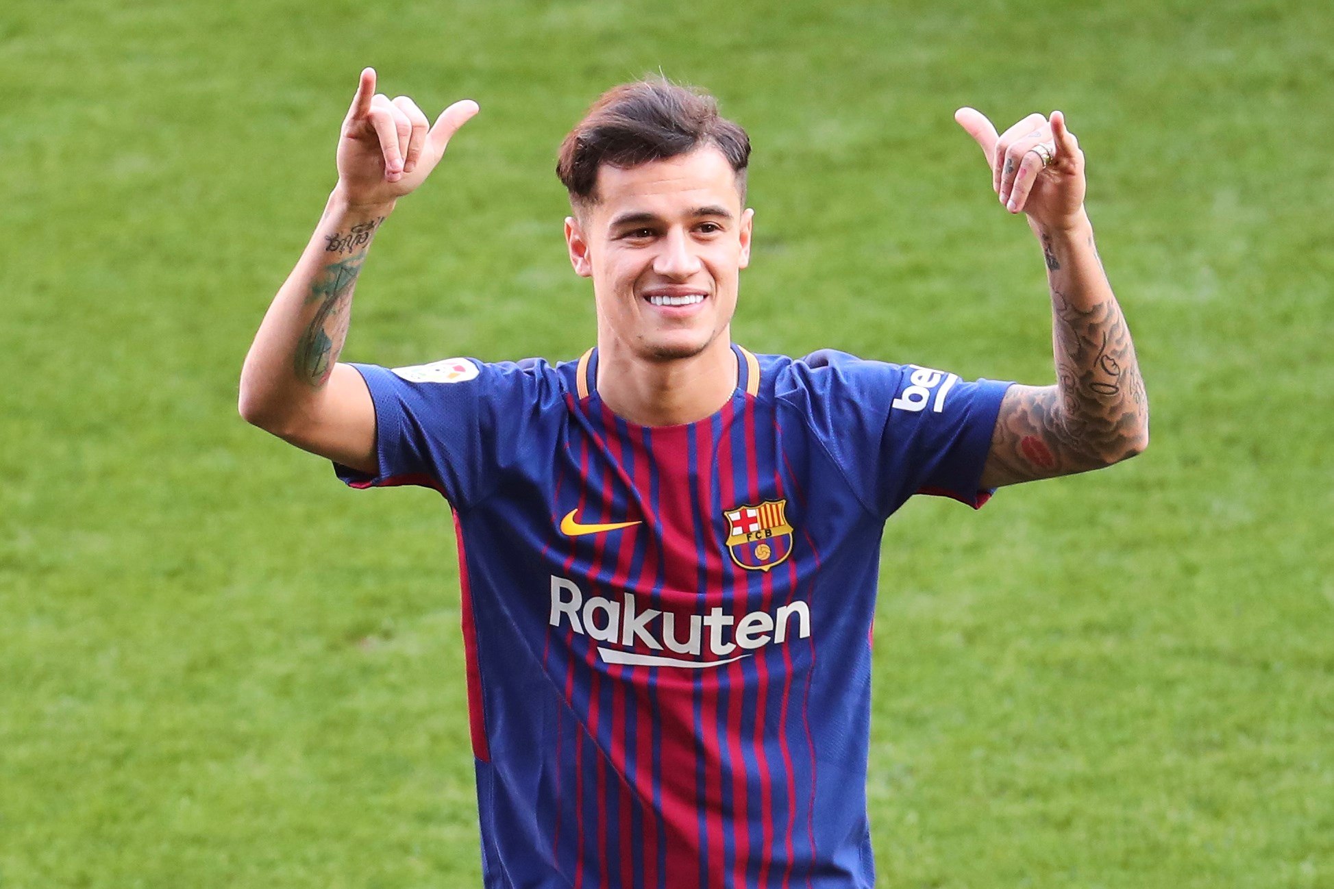 El centrocampista brasileño Philippe Coutinho, el fichaje más caro de la historia del Barcelona, posa en el césped del Camp Nou durante su presentación.