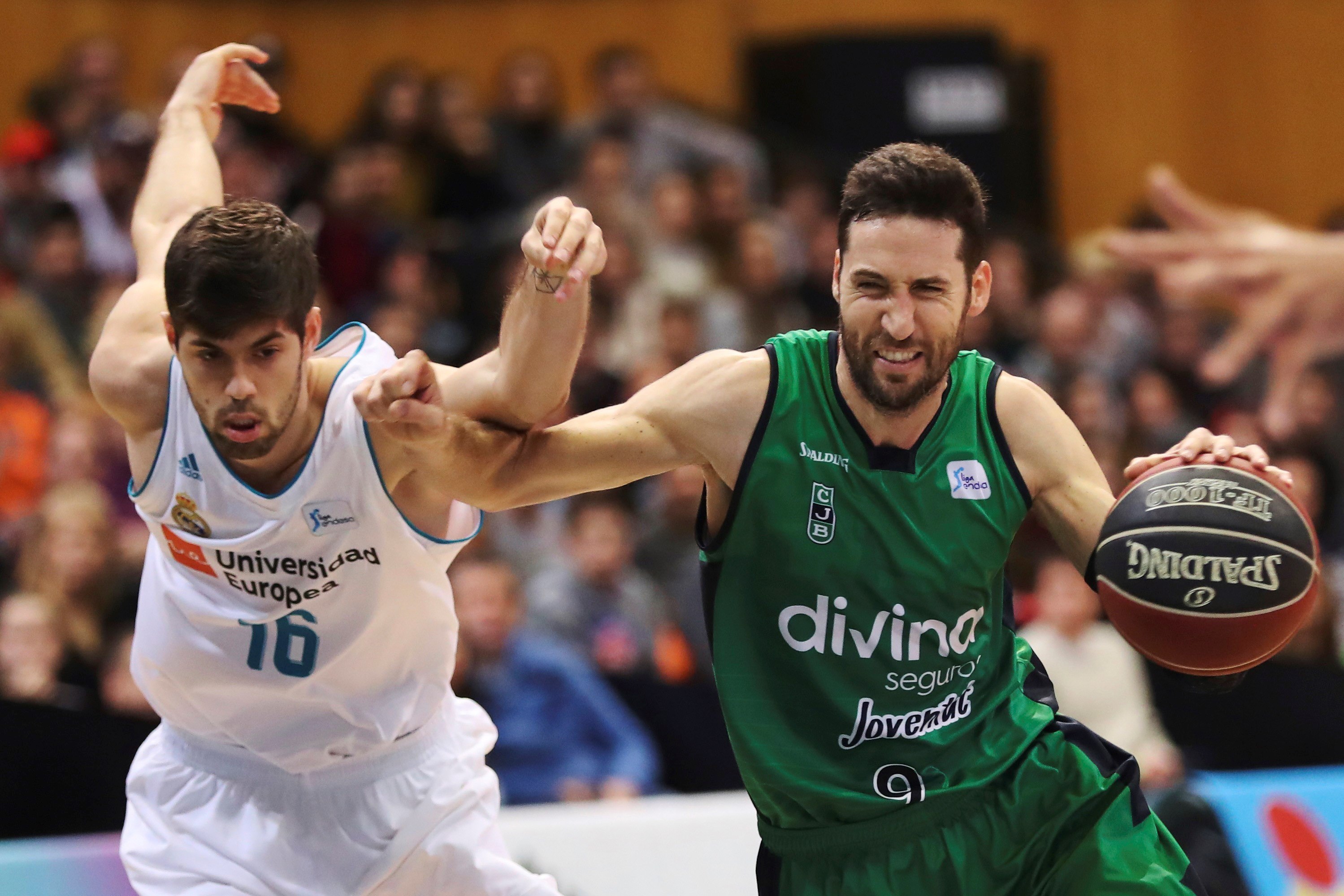 Santi Yusta, uno de los más destacados del Real Madrid ante el Divina Seguros Joventut, defiende a Sergi Vidal.