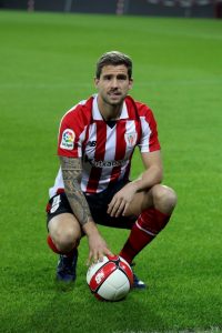 Íñigo Martínez posó en San Mamés con la equipación del Athletic.
