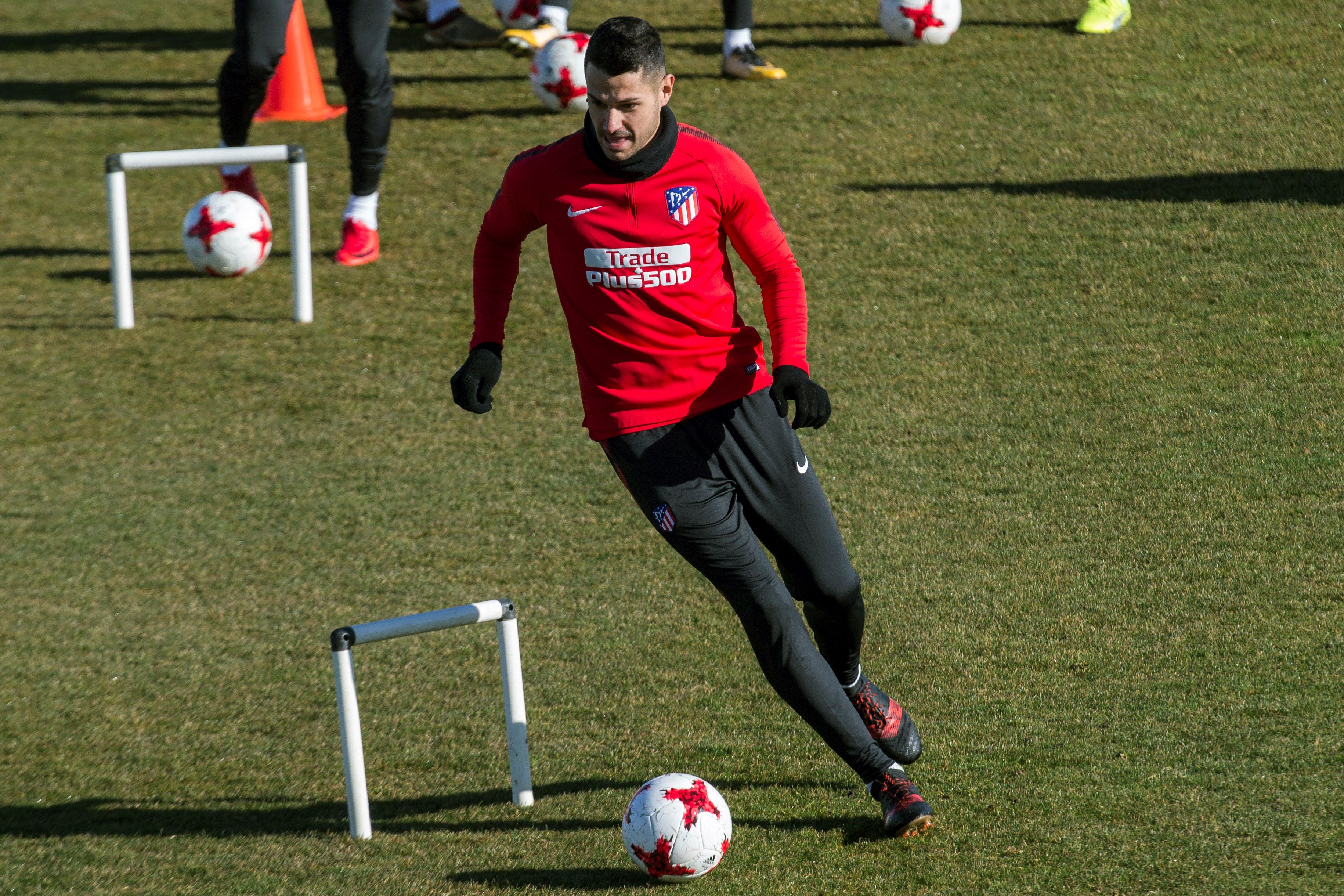 Vitolo, que ya debutó con el Atlético desde el banquillo en la ida copera ante el Lleida, realiza un ejercicio durante el entrenamiento de ayer.