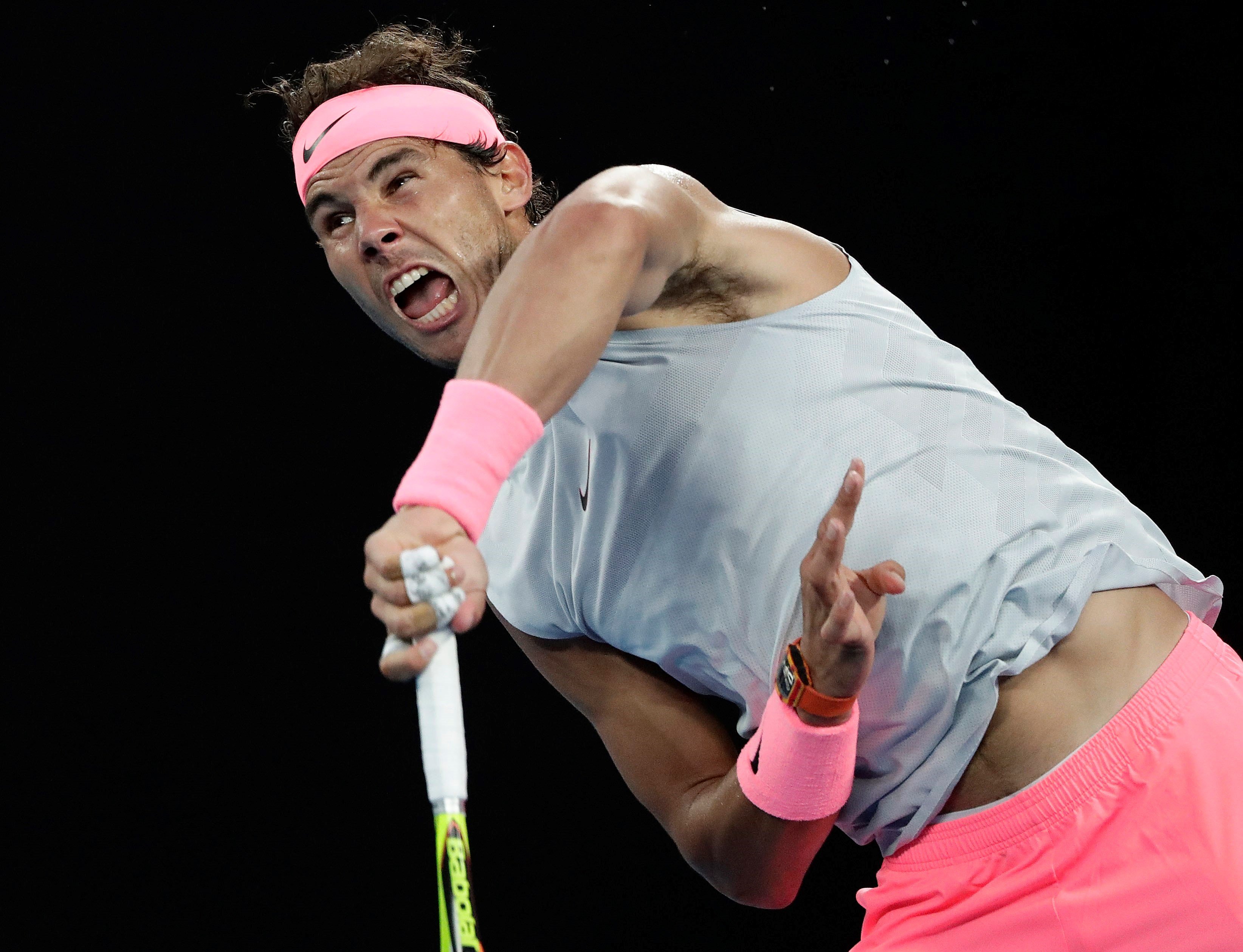Rafa Nadal saca durante su partido de debut en el Abierto de Australia ante el dominicano Víctor Estrella.