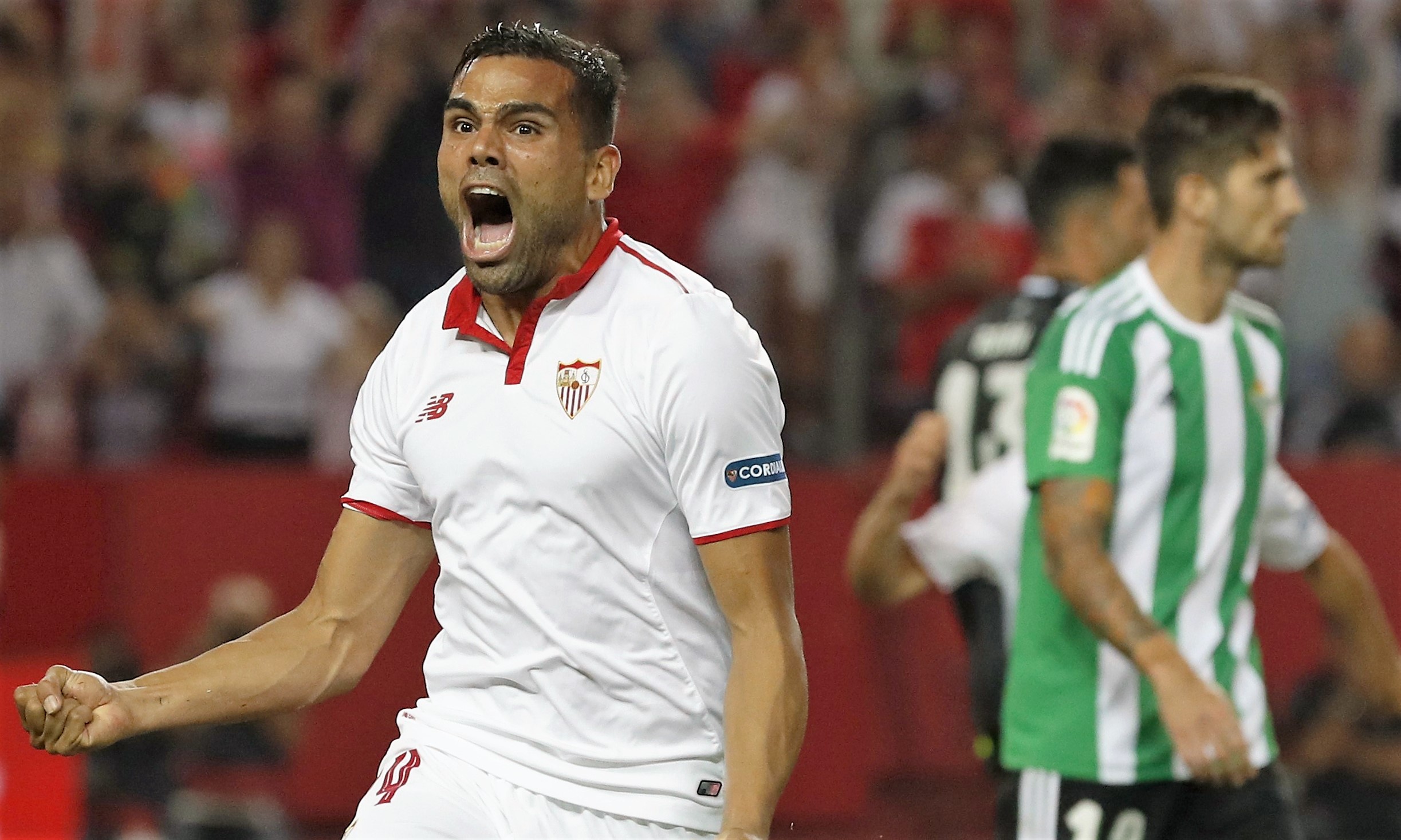 Gabriel Mercado celebra el gol del triunfo del Sevilla en el derbi de la temporada pasada en el Pizjuán.
