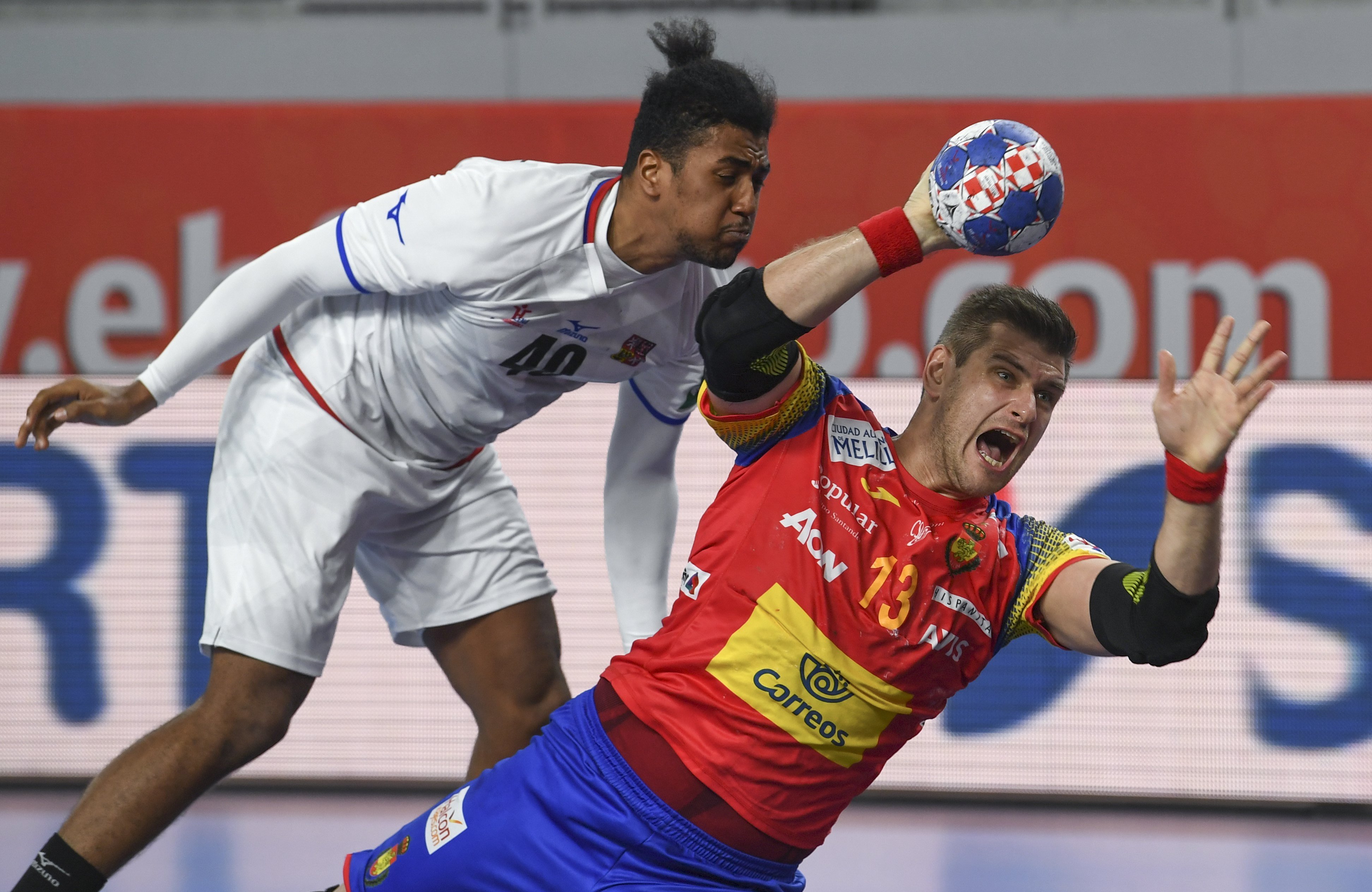 Julen Aginagalde lanza a portería en el debut ante la República Checa.