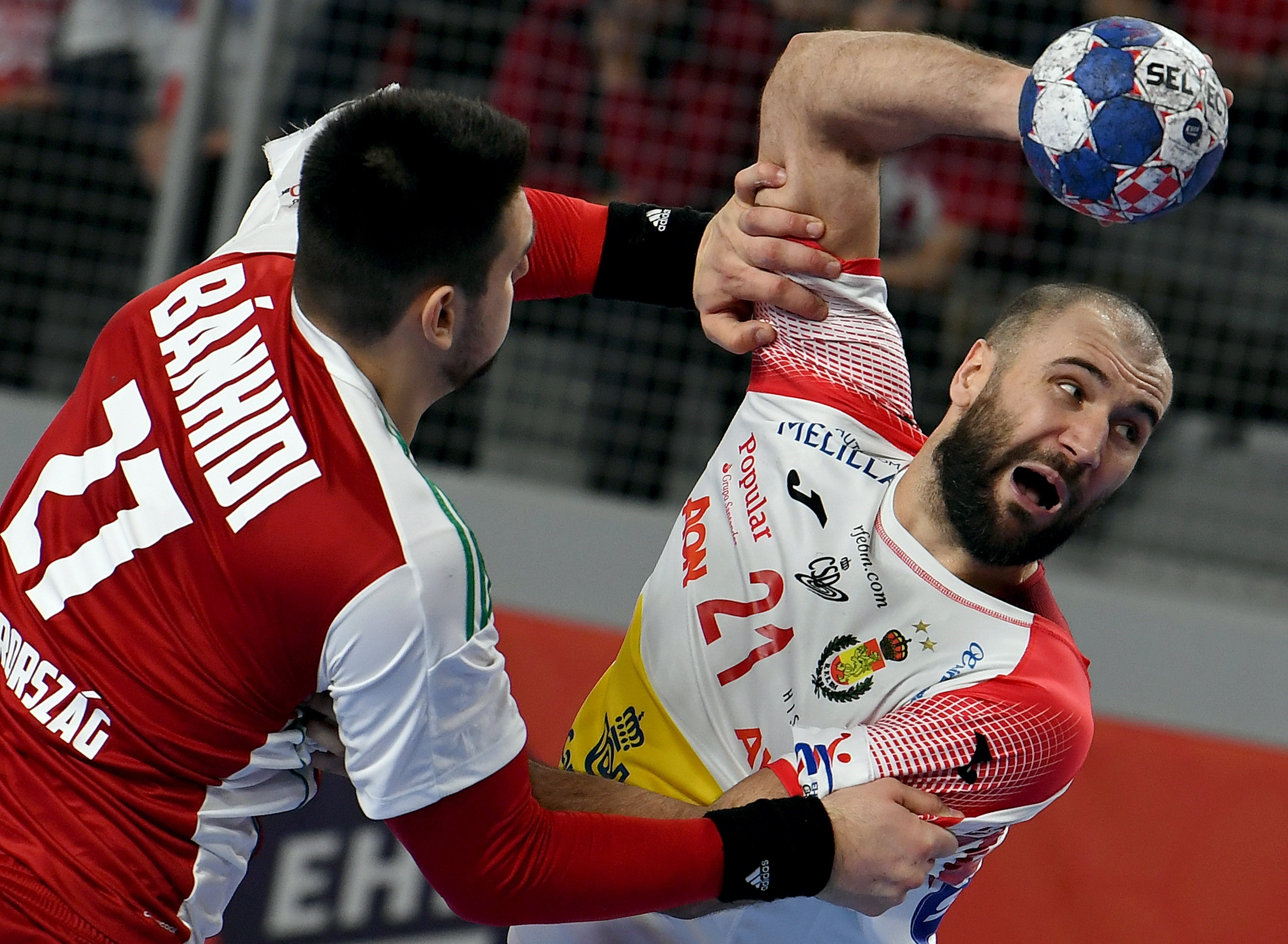 Joan Cañellas avanza ante la defensa del húngaro Bence Banhidi.