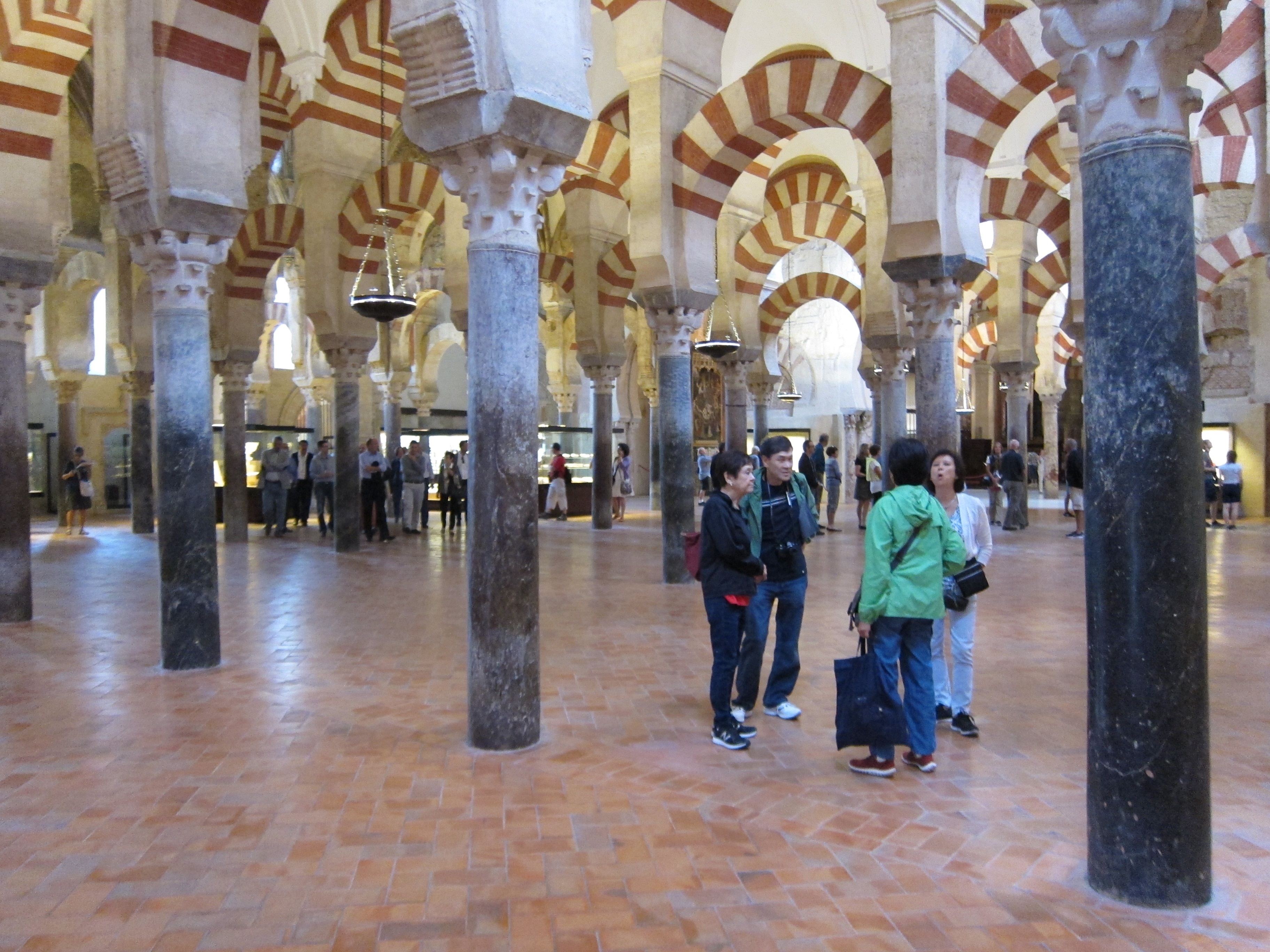 Turistas recorren las la Mezquita de Córdoba. / europa press
