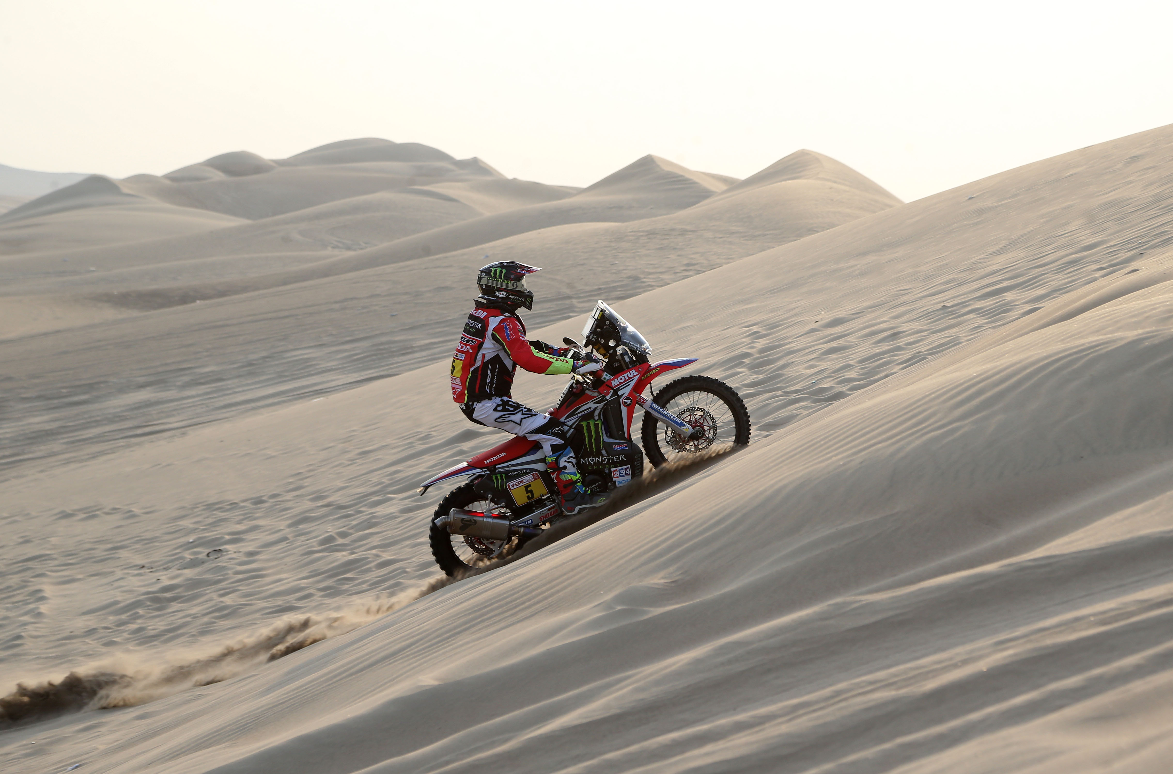 Joan Barreda sufrió al tener que abrir pista y cedió casi 28 minutos al perderse en el último tramo de la etapa.