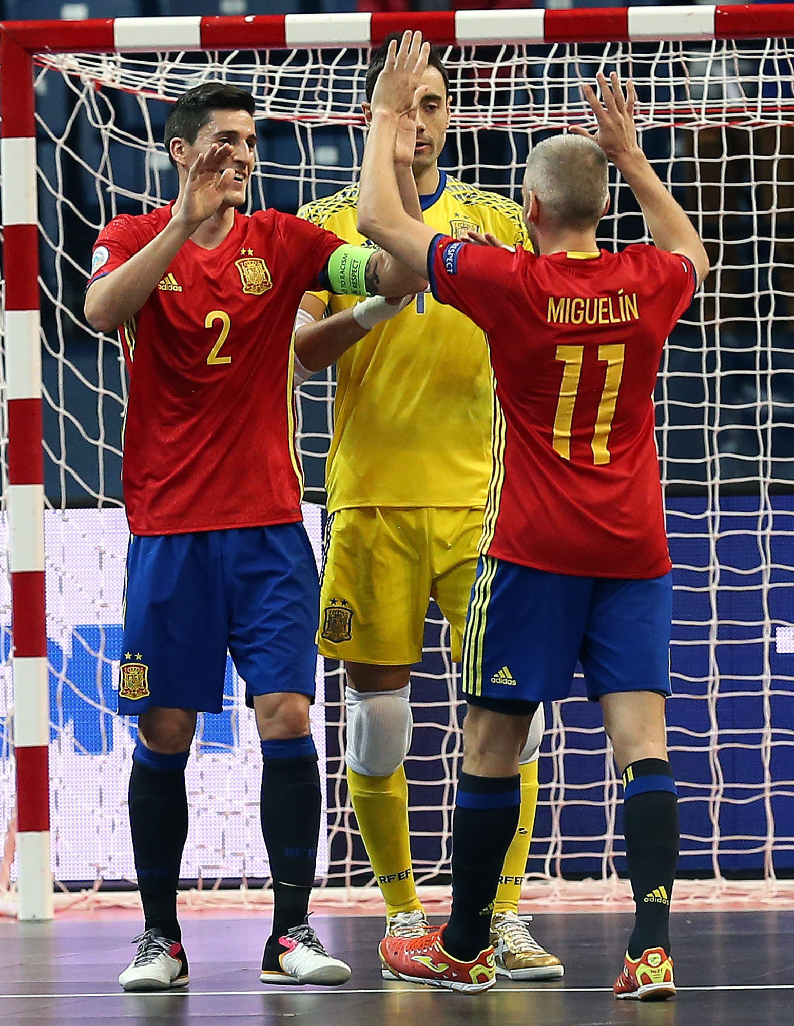 Ortiz y Miguelín celebran un gol de España durante el último Europeo.