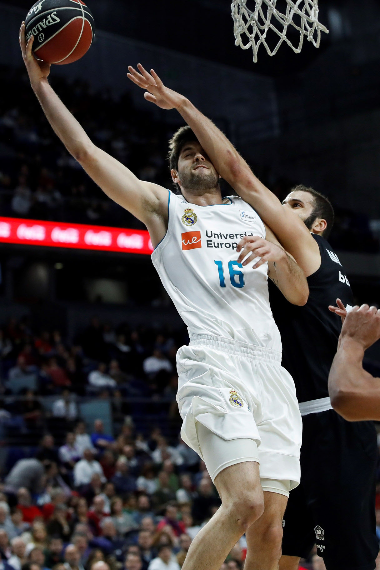 Santi Yusta busca la canasta en el partido ante el RETABet Bilbao.