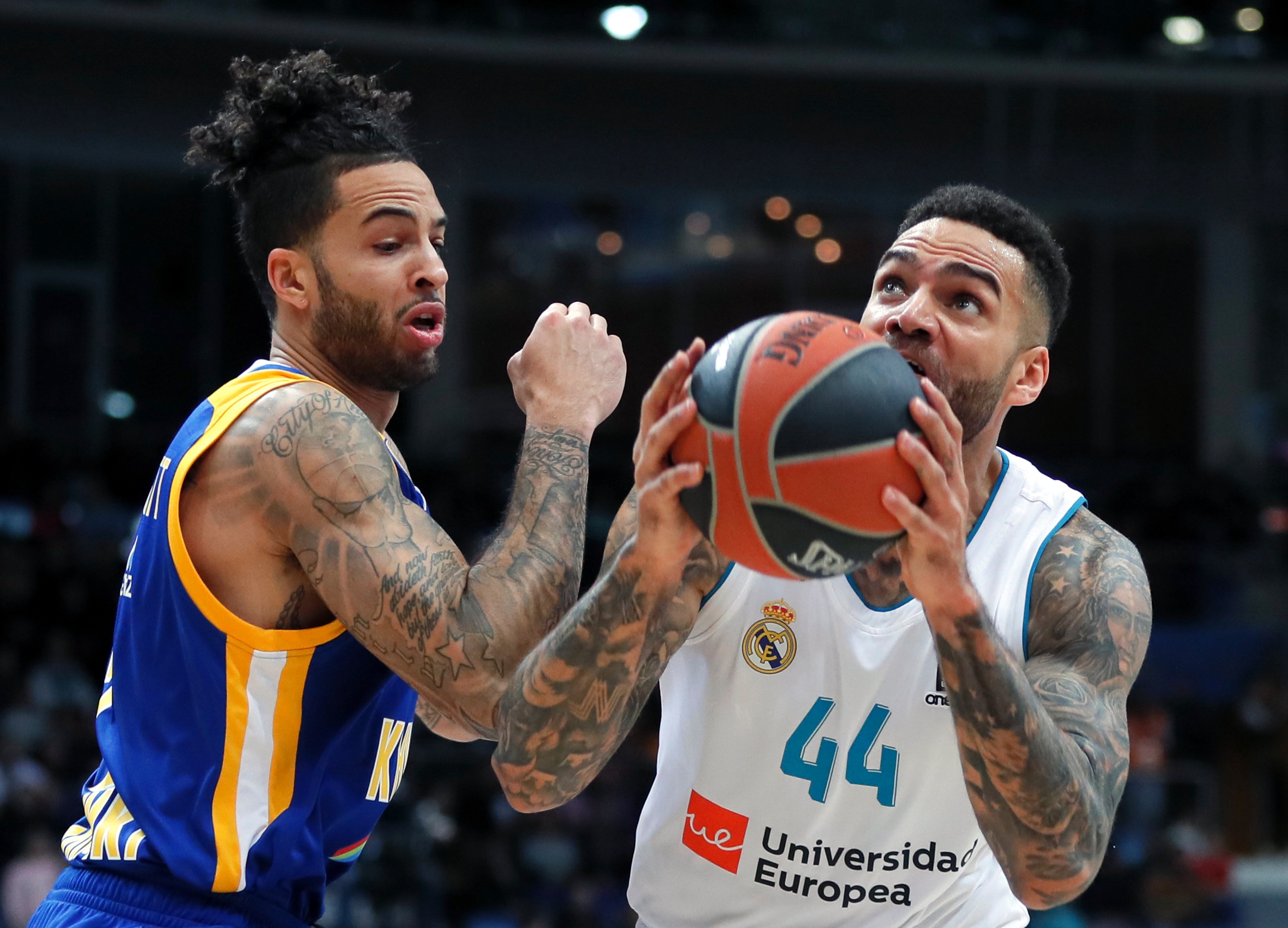 Tyler Honeycutt trata de impedir el lanzamiento de Jeff Taylor.