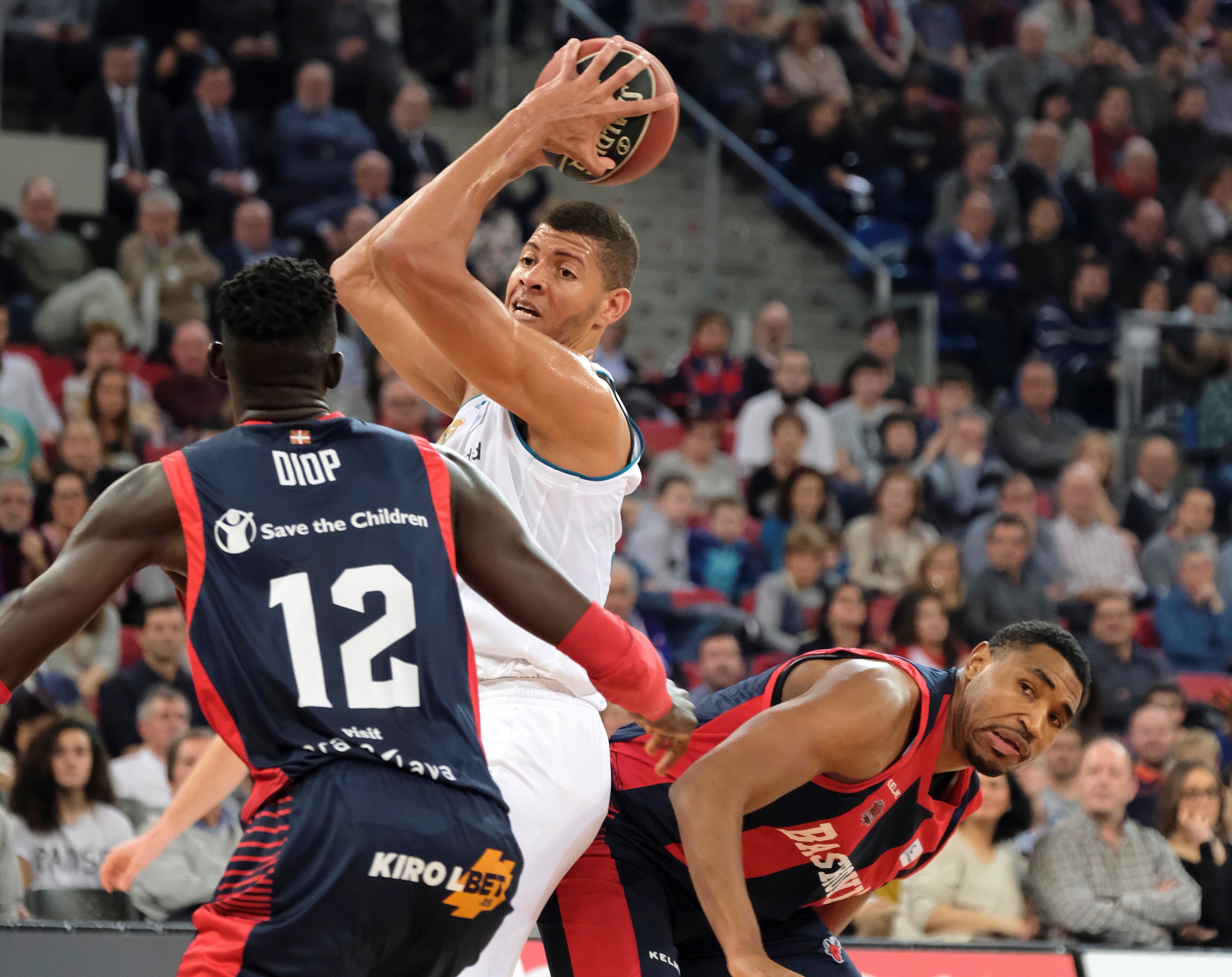 El pívot del Real Madrid Walter Tavares (d) controla el balón ante su rival del Baskonia Illimane Diop (i).