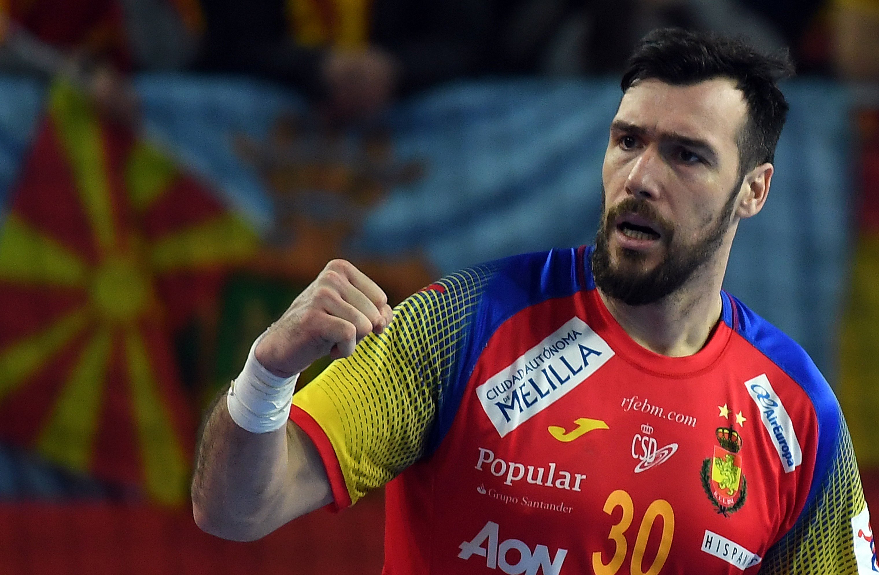 El jugador de la selección española de balonmano Gedeón Guardiola celebra la victoria conseguida ante Macedonia.