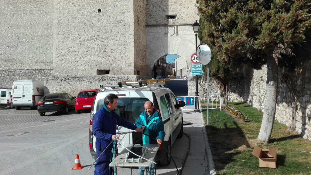 Operarios de telefonía instalando fibra óptica en la localidad segoviana de Cuéllar. La red provincial se irá extendiendo este año por otras localidades. / el adelantado