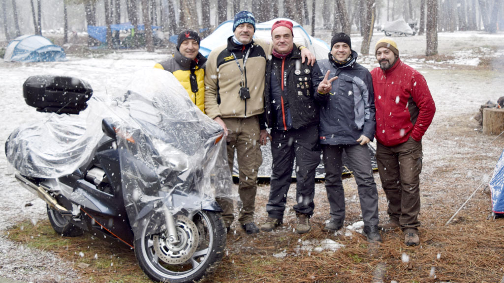 Estos amigos de Valencia y Castellón no quisieron perderse una nueva edición de ‘La Leyenda Continúa’ en Cantalejo. /marta herrero