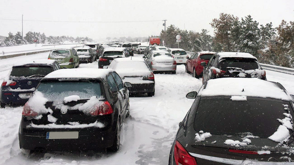 vehículos atrapados por la nieve en la AP-6