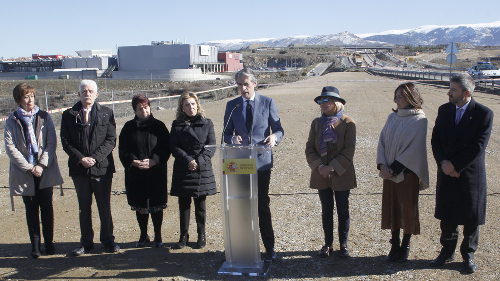 El ministro de Fomento, Íñigo de la Serna, en el centro, junto a las autoridades seg0vianas, durante su intervención ante los medios. / NEREA LLORENTE