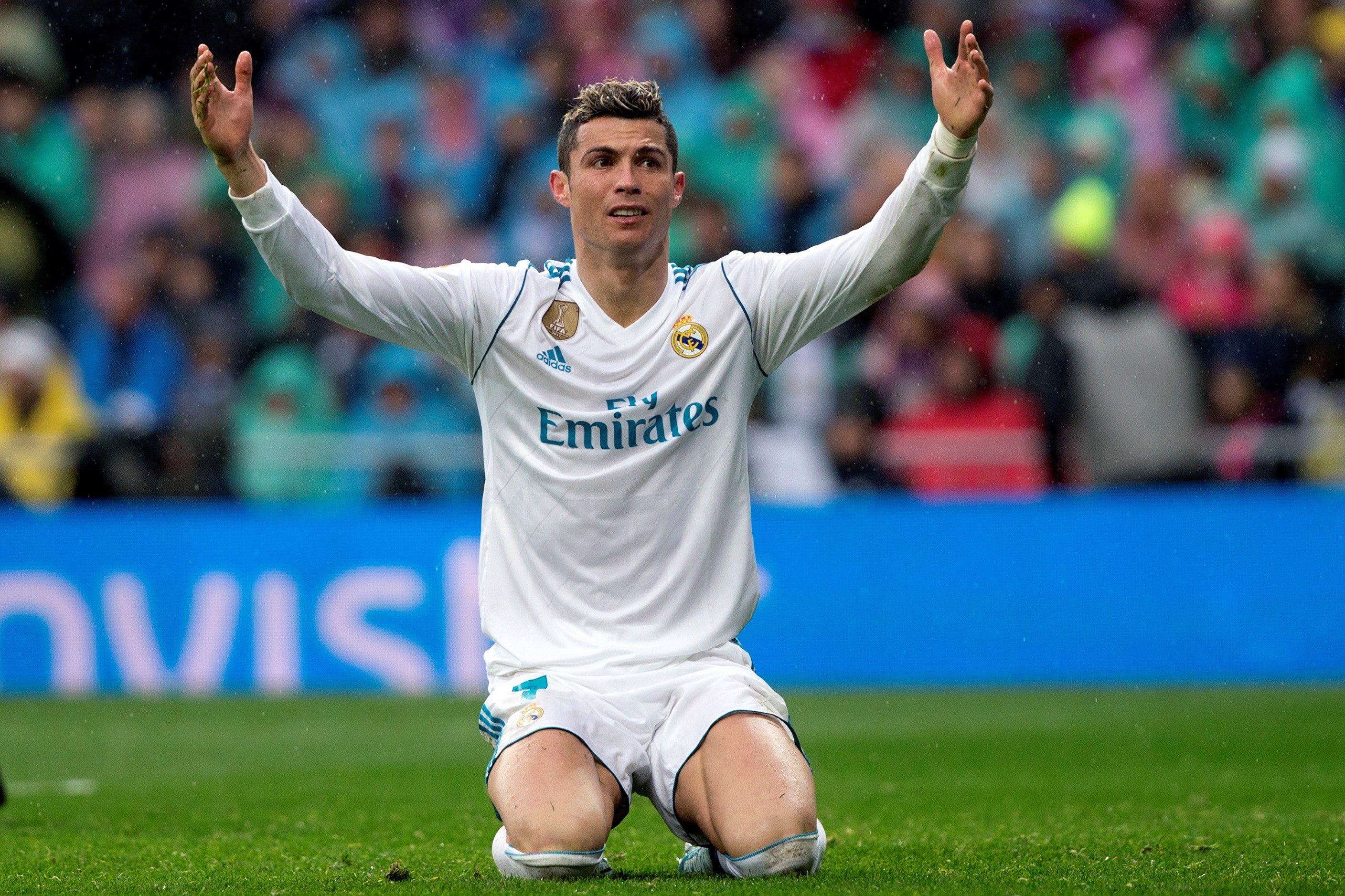 Cristiano Ronaldo se lamenta durante una acción de la derrota ayer del Real Madrid ante el Villarreal en el Santiago Bernabéu.