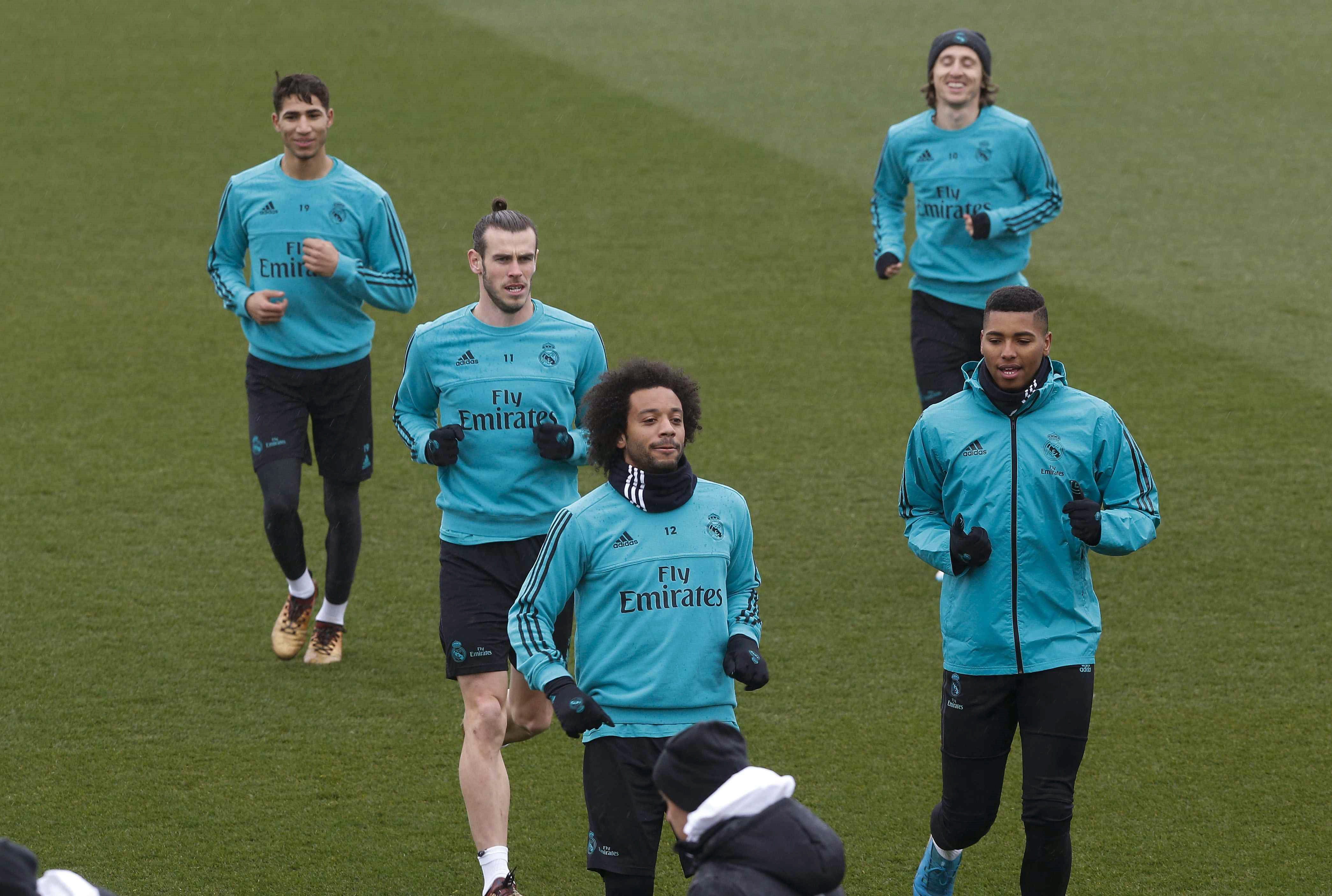 Los jugadores del Real Madrid, en el último entrenamiento antes de viajar a Vigo, donde espera reponerse a costa del Celta de la derrota en el Clásico.