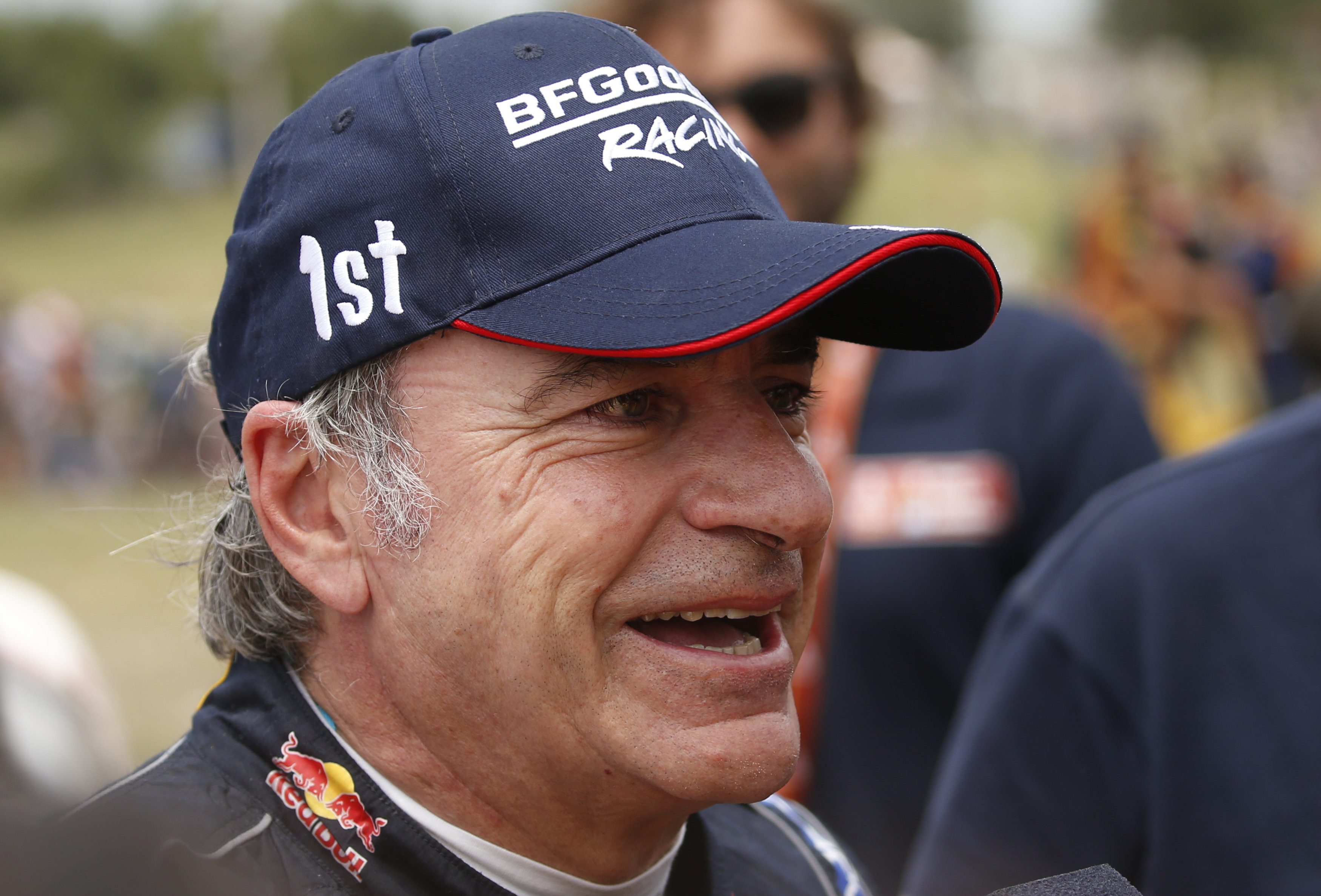 El piloto español del Peugeot Carlos Sainz celebra la victoria conseguida en la prueba automovilística del Dakar. / EFE