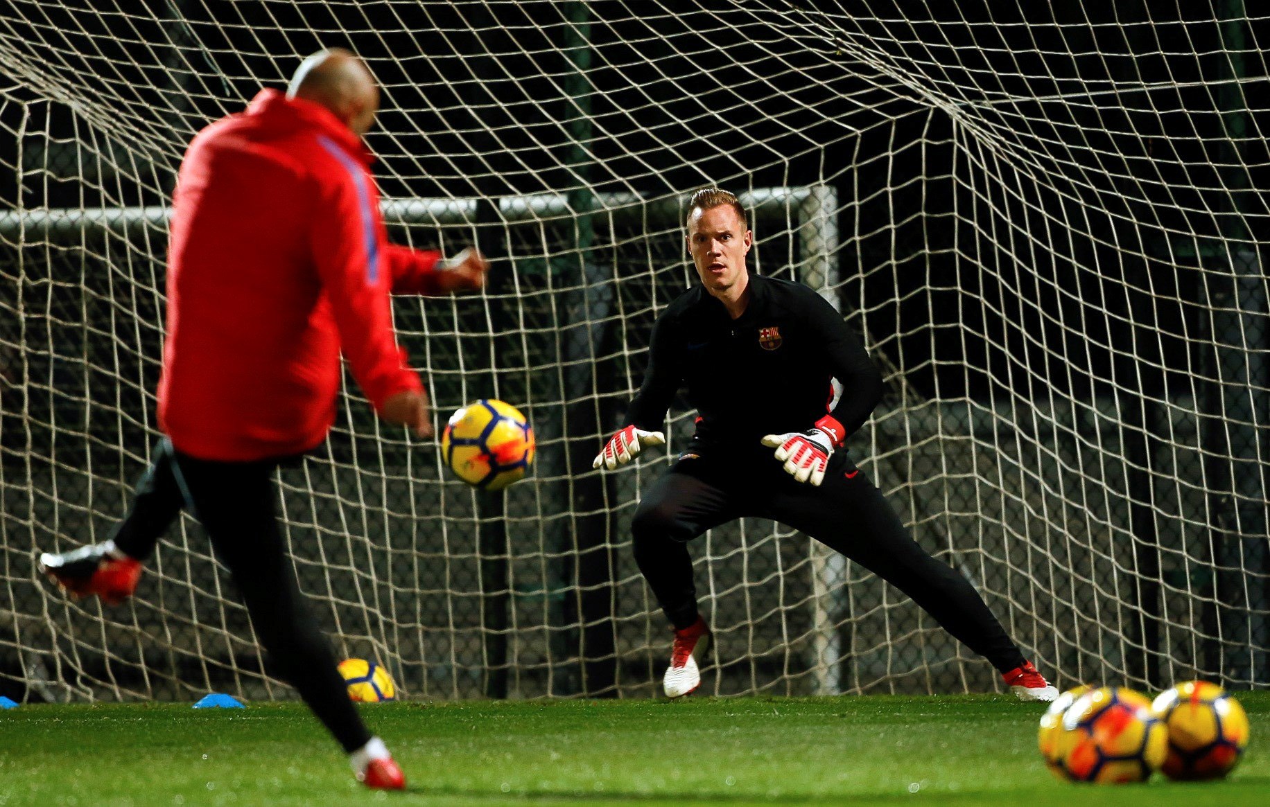 El portero alemán del FC Barcelona Marc André Ter Stegen durante el entrenamiento del equipo. / efe