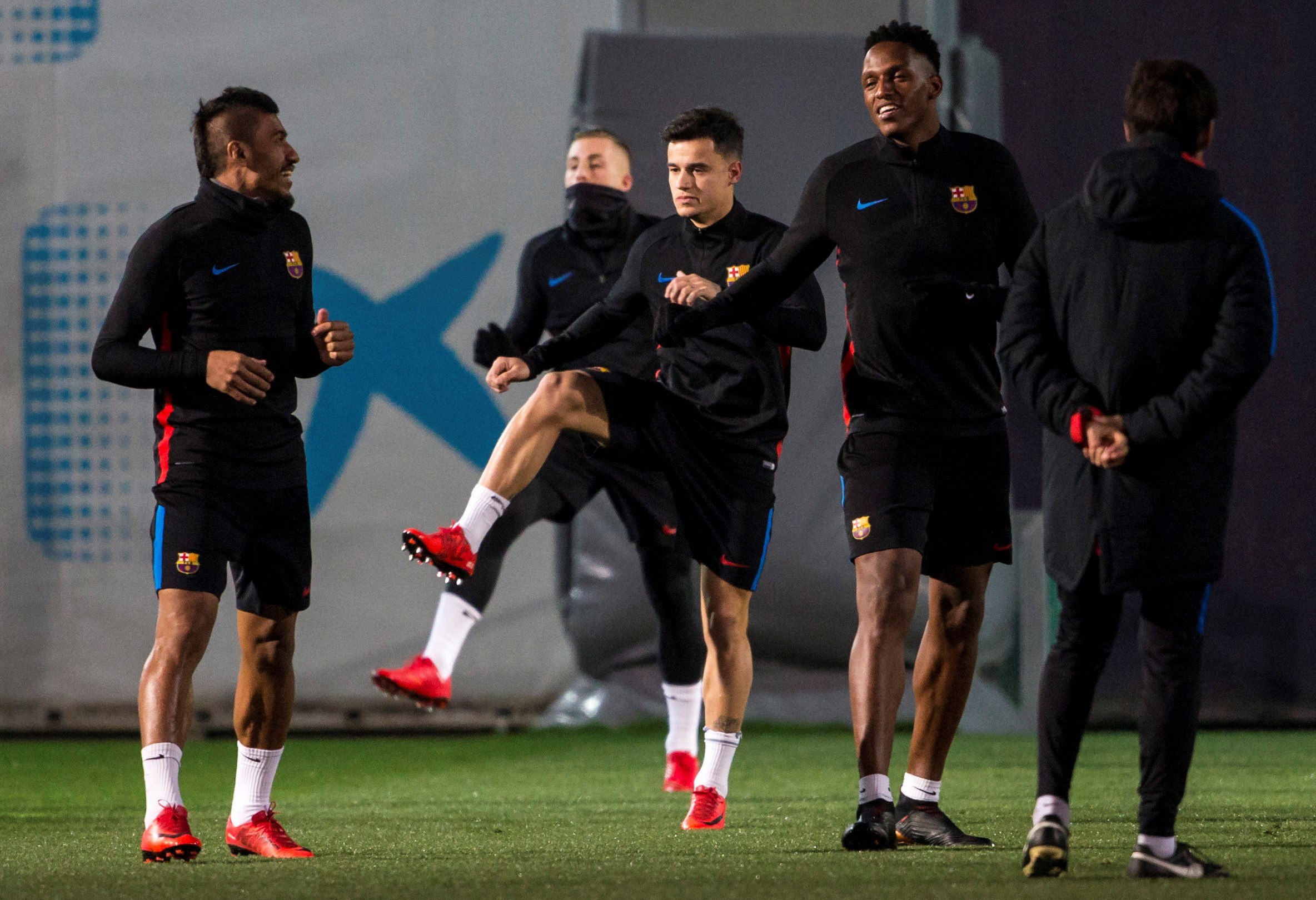 Los jugadores del FC Barcelona realizan varios ejercícios durante el entrenamiento previo al partido de Liga.