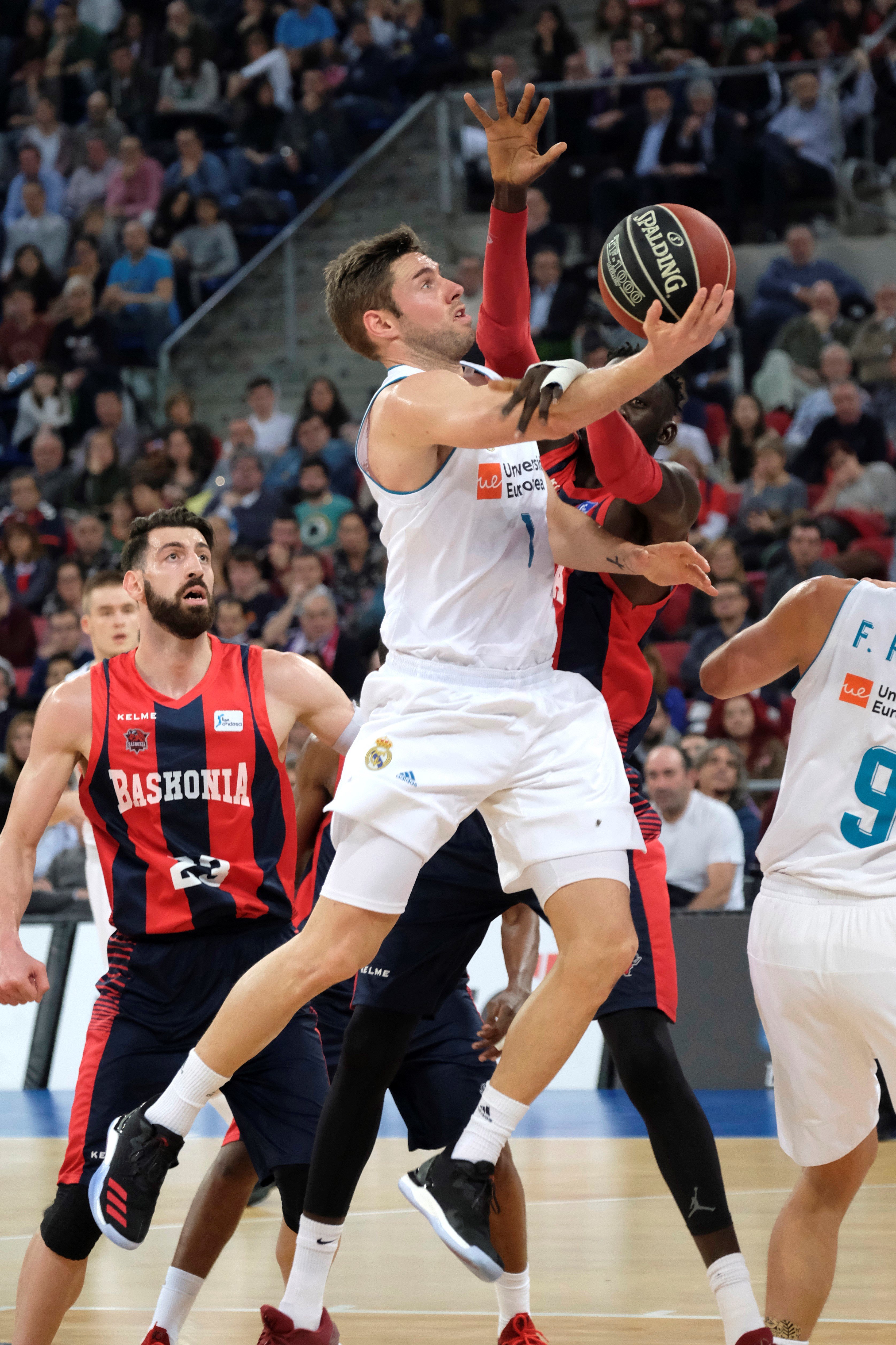 Fabien Causeur intenta anotar ante la defensa de Ilimane Diop.