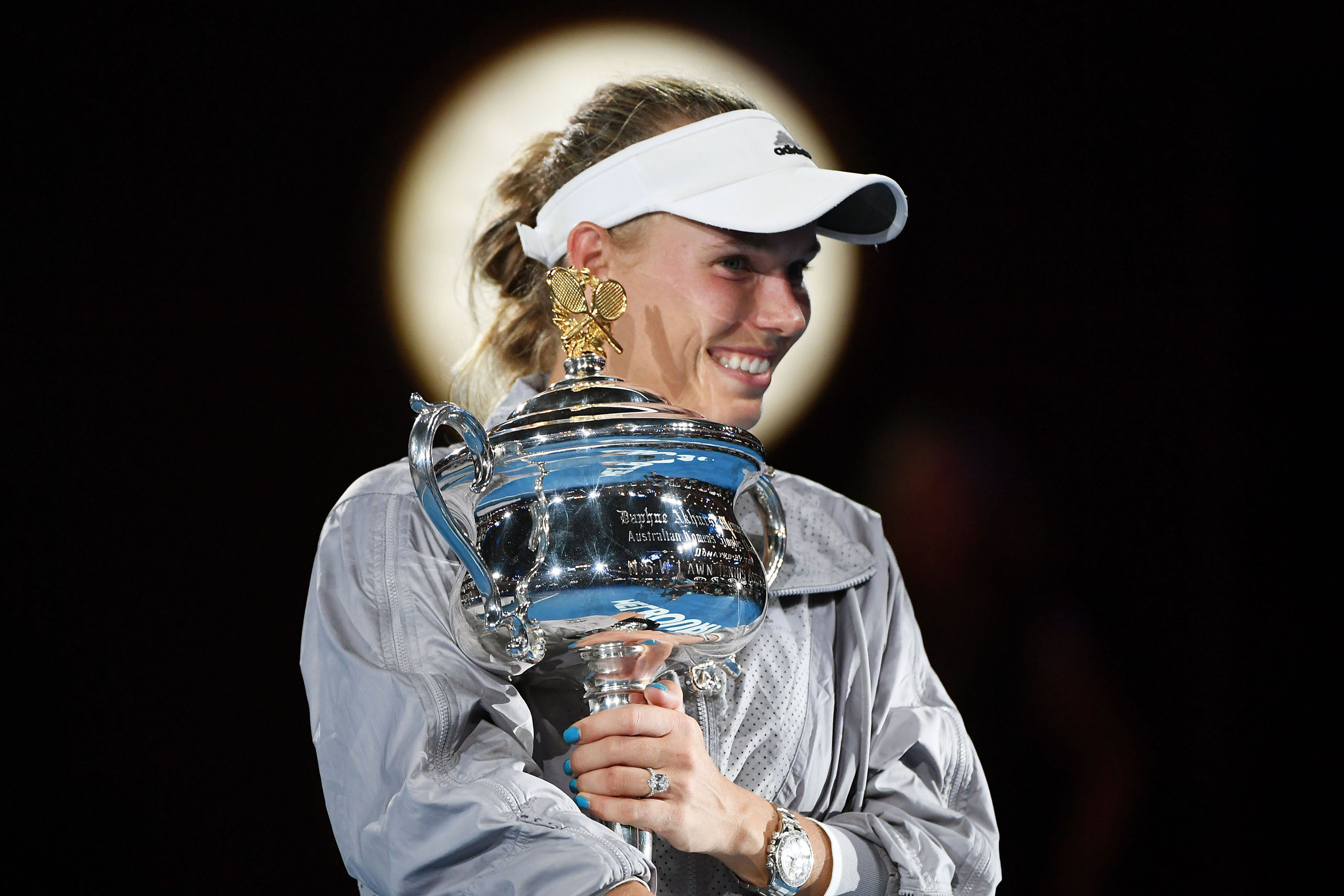 La tenista danesa Caroline Wozniacki muestra orgullosa el trofeo de campeona de Open de Australia.