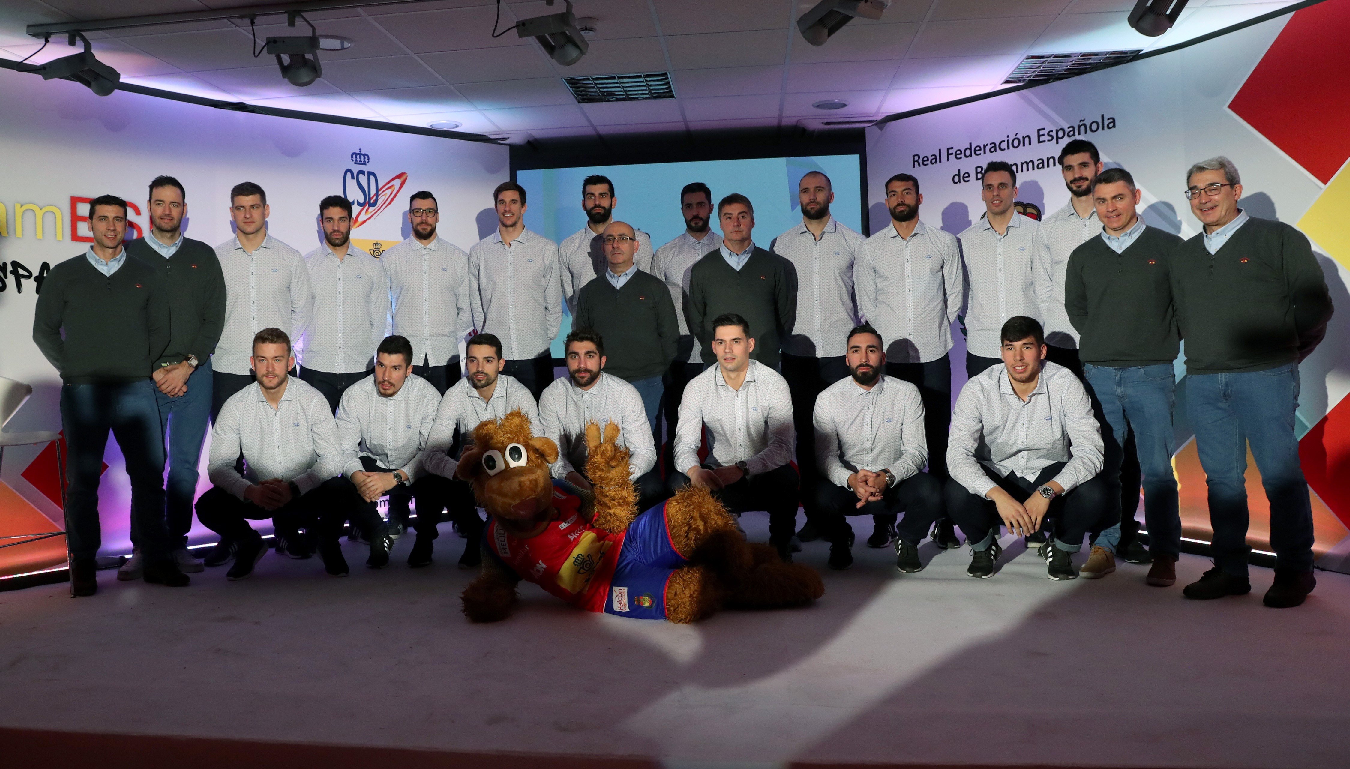 Los ‘Hispanos’ posan junto al seleccionador Jordi Ribera en la sede del Consejo Superior de Deportes.