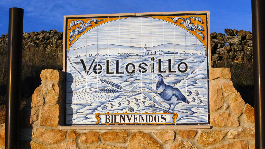 Cartel de entrada a Vellosillo. / G. Herrero