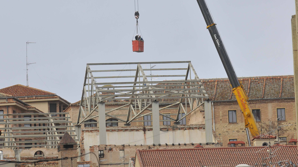 En 2015 se eliminaron, por orden de la Junta las cerchas de la cubierta. /J.M.