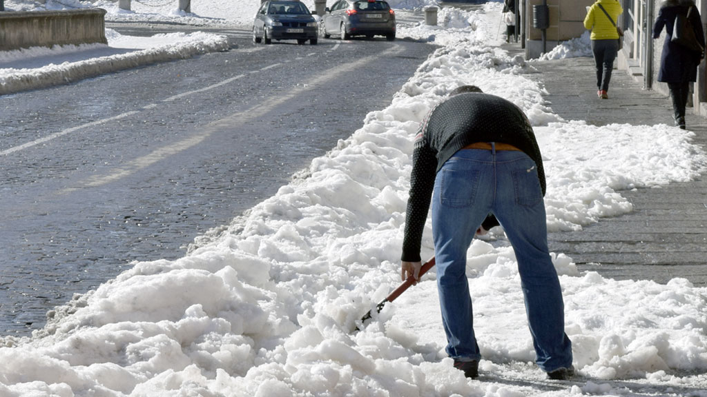 La FES pide mejores planes invernales 1 Los ciudadanos también han colaborado en la limpieza de las calles. / marta herrero