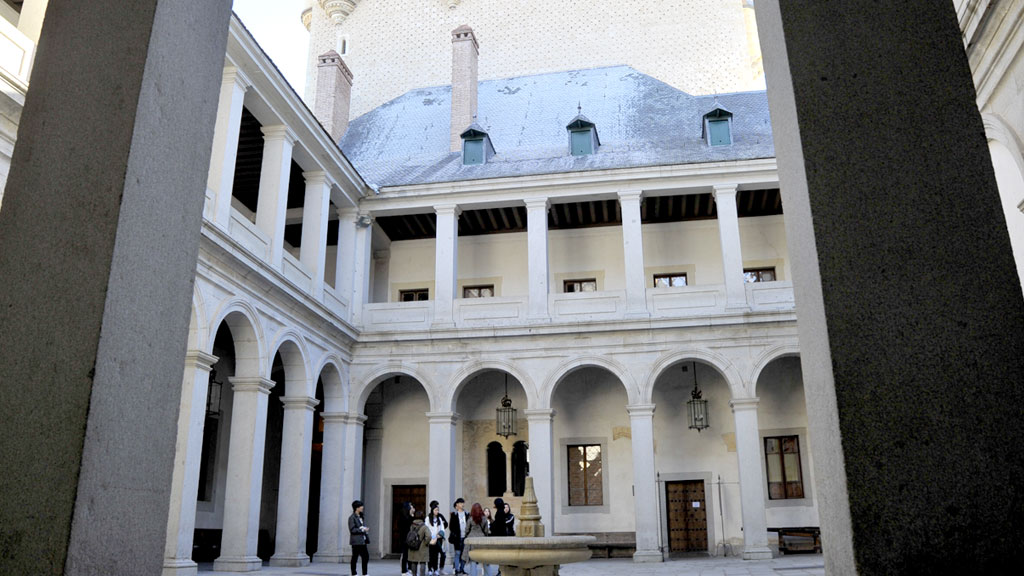 El Alcázar de Segovia es uno de los monumentos más visitados de España. / kamarero