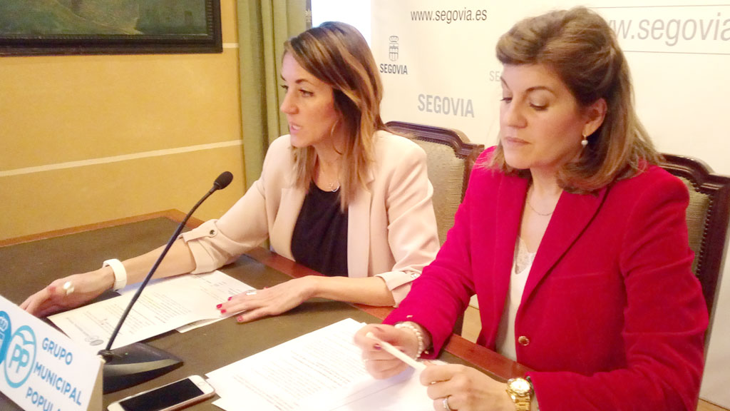 Raquel Fernández y Azucena Suárez en rueda de prensa.