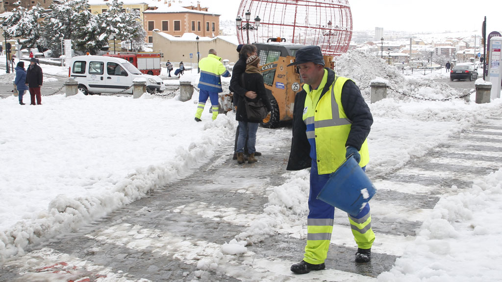 operarios echando sal