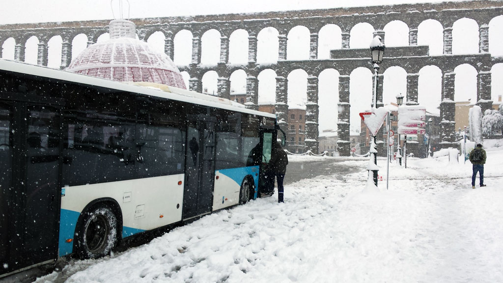 parada de urbanos con nieve
