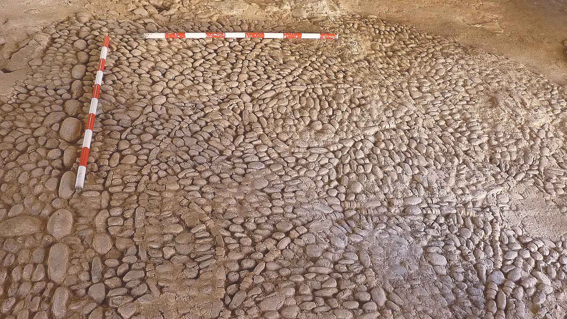 Detalle decoración de metatarsos de bóvido y cantos de río. I. Marqués.