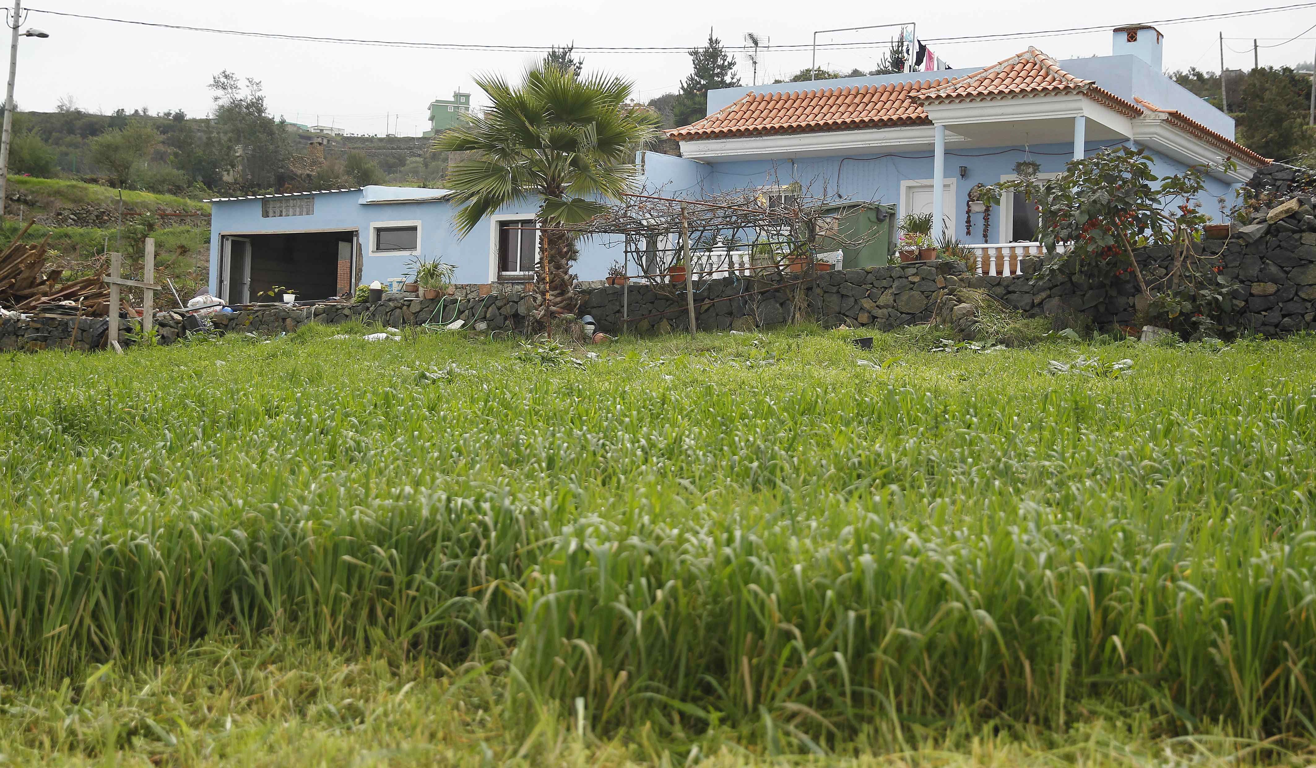 Exterior de la vivienda ubicada en el municipio tinerfeño de Los Realejos donde falleció la mujer, de 46 años. / EFE