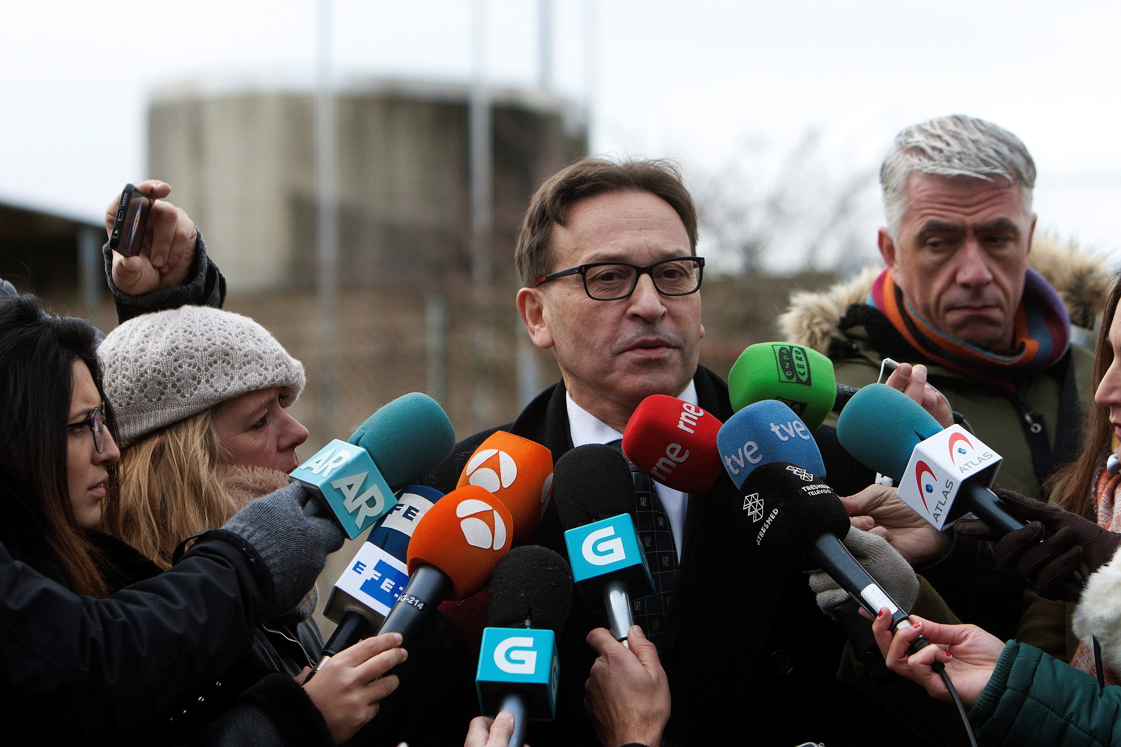José Ramón Sierra, quien fuera abogado de José Enrique Abuín, atendió a los medios a la salida de la prisión.