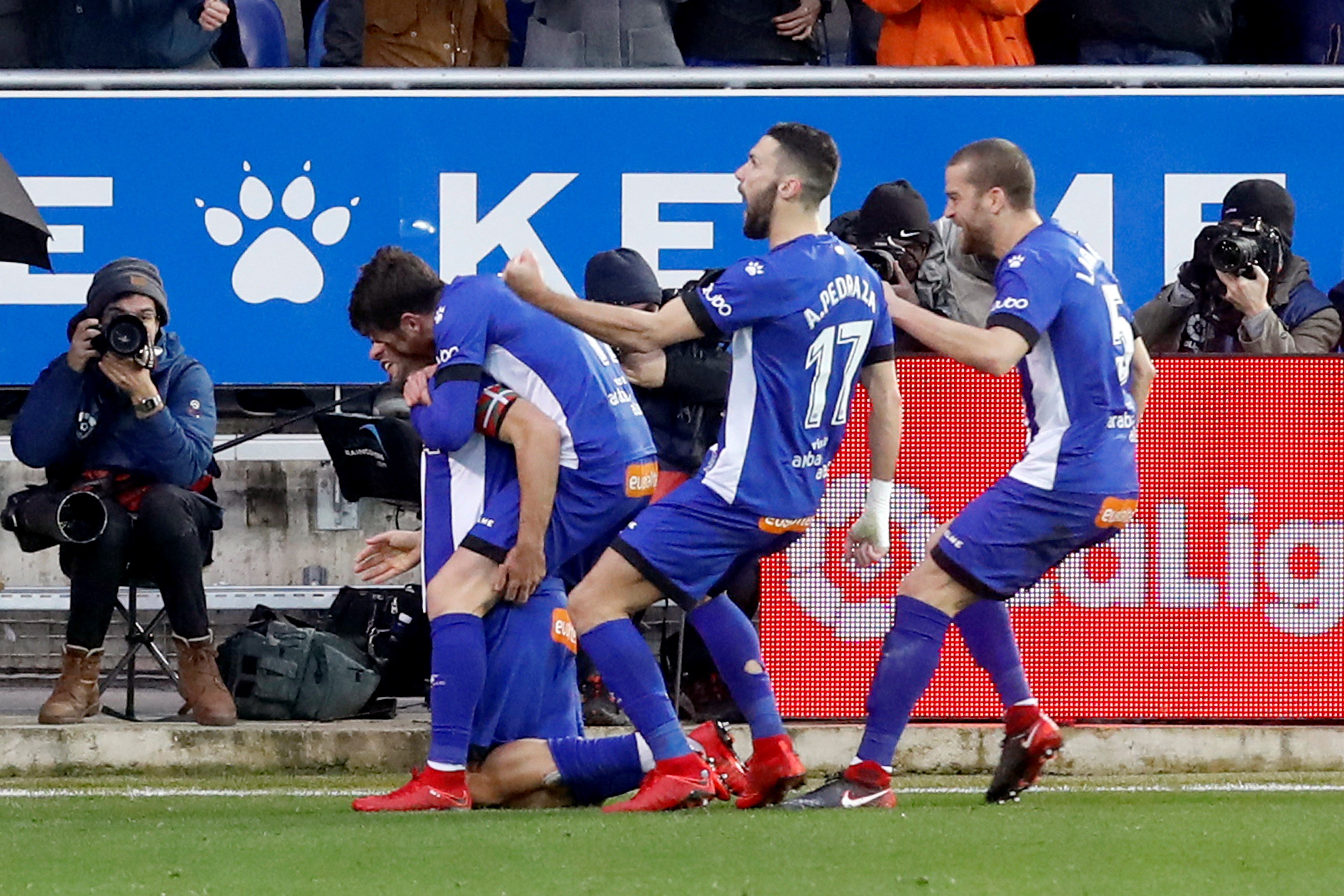 Los jugadores del Alavés celebran el gol de Manu García al Sevilla.
