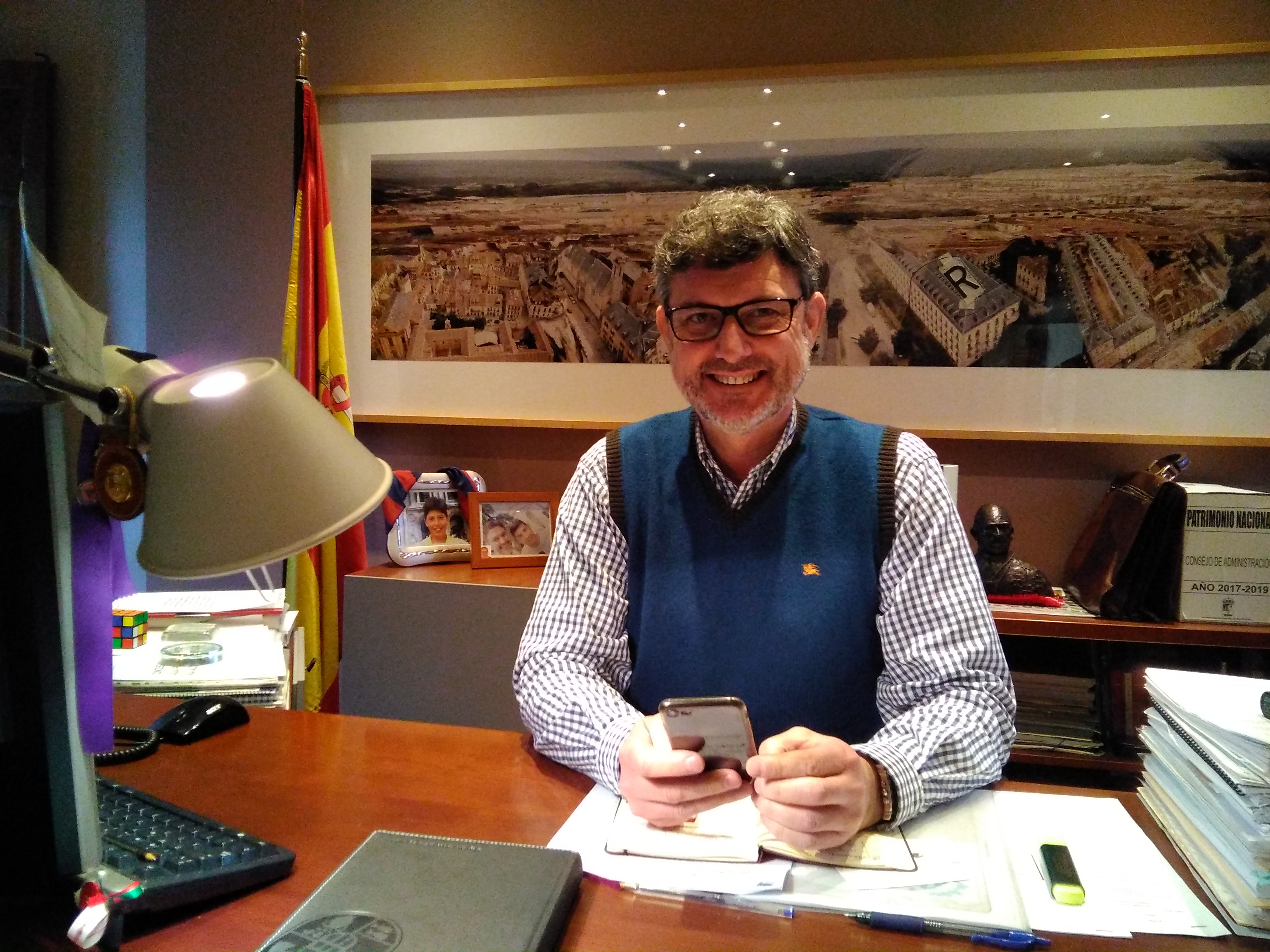 José Luis Vázquez usando su teléfono móvil desde su despacho del Ayuntamiento del Real Sitio de San Ildefonso.