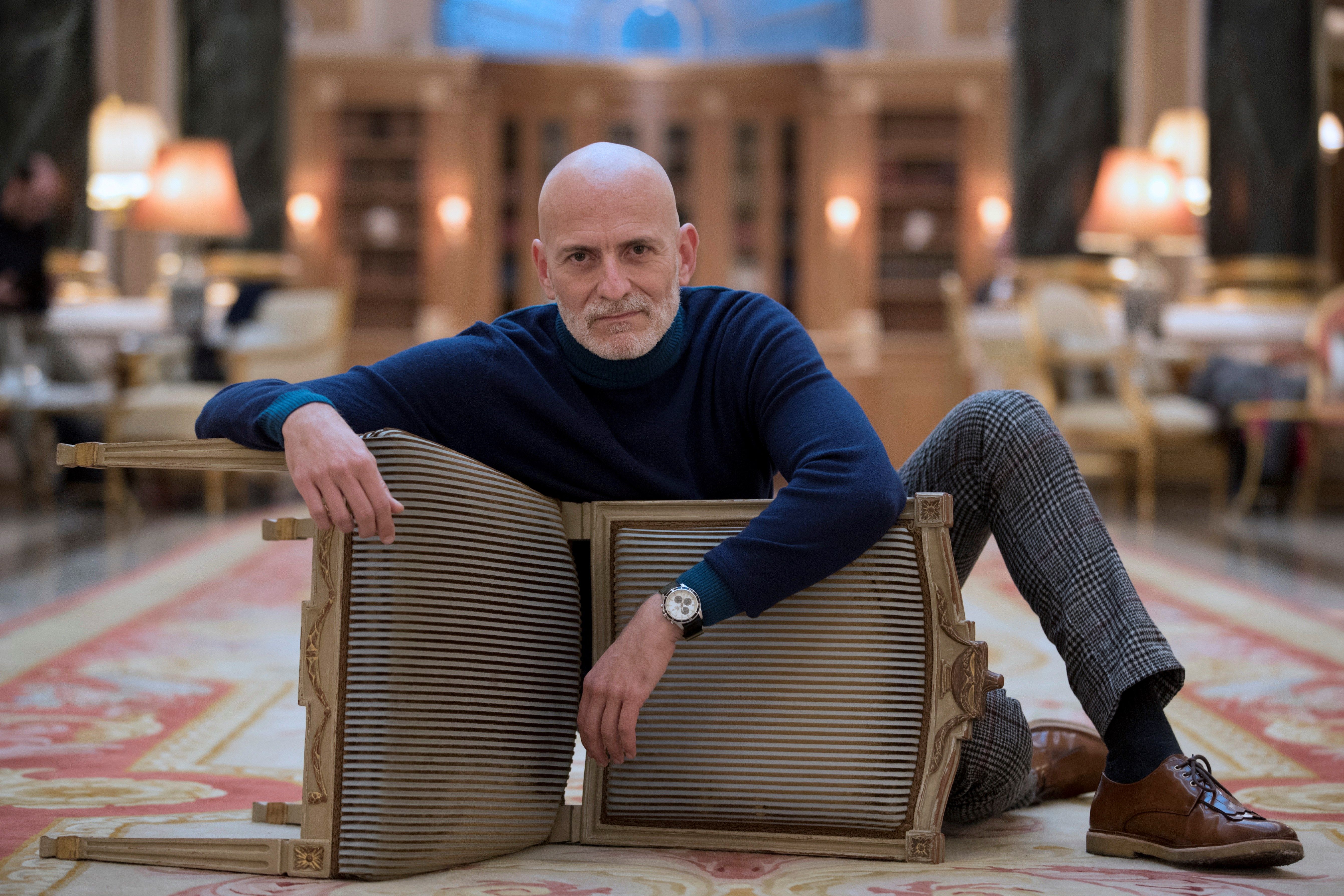 El escritor barcelonés Alejandro Palomas posa para los medios tras alzarse con el galardón.