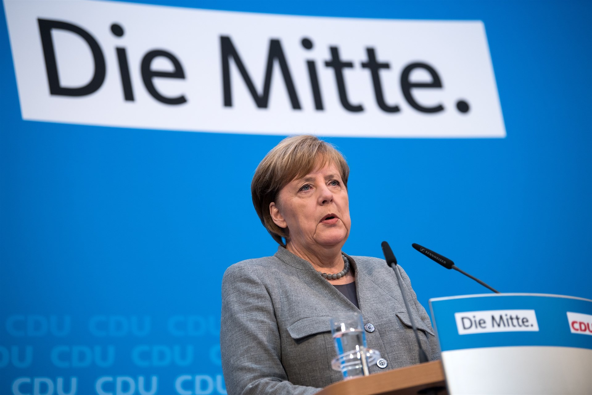 Angela Merkel iniciará las conversaciones para crear una coalición con los socialdemócratas.