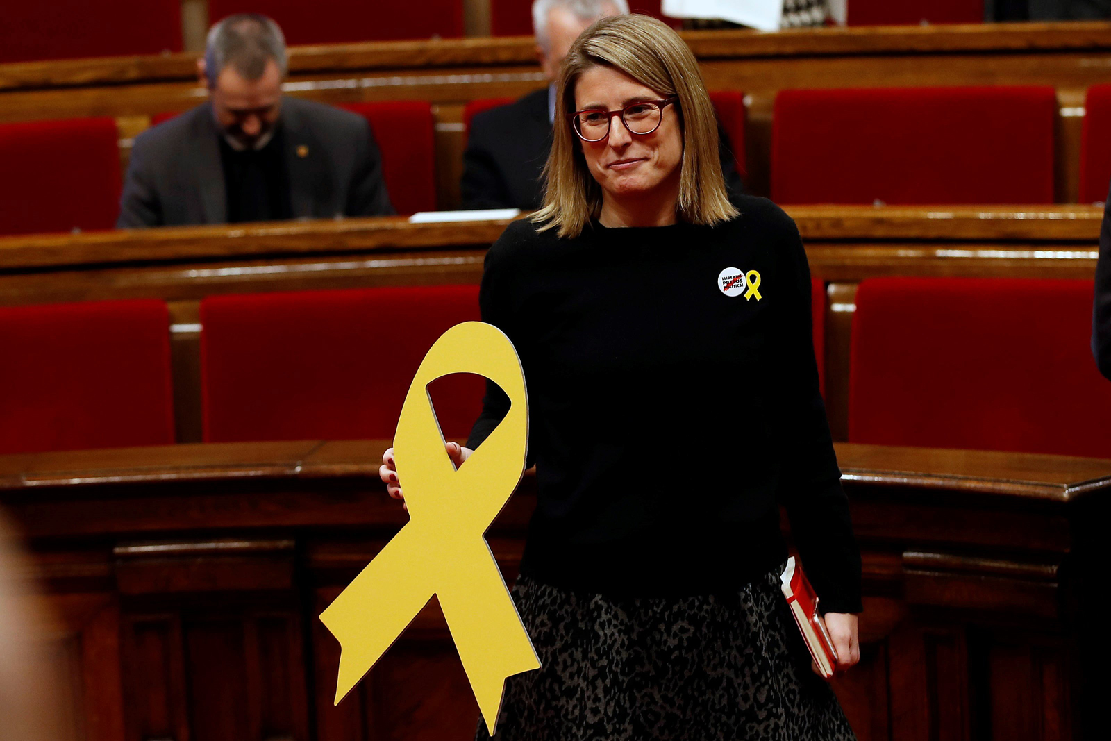 Elsa Artadi posa con un lazo amarillo en solidaridad con los diputados electos encarcelados y huidos en Bruselas.