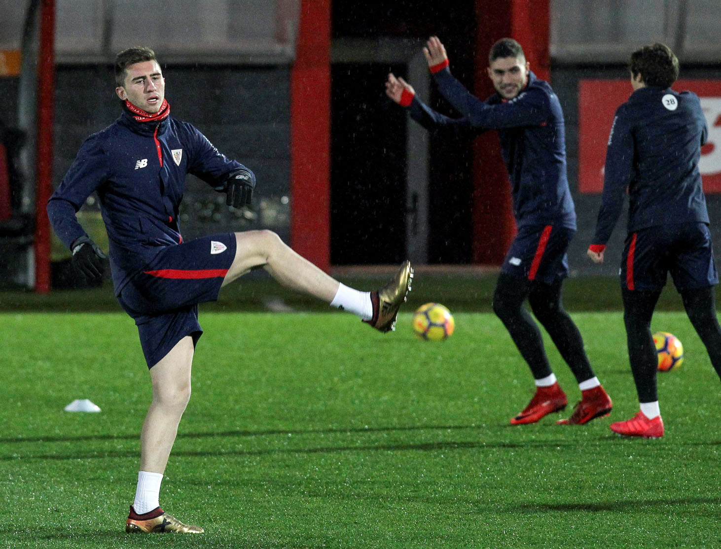El jugador del Athletic de Bilbao Aymeric Laporte, durante el entrenamiento con el que el Athletic de Bilbao.