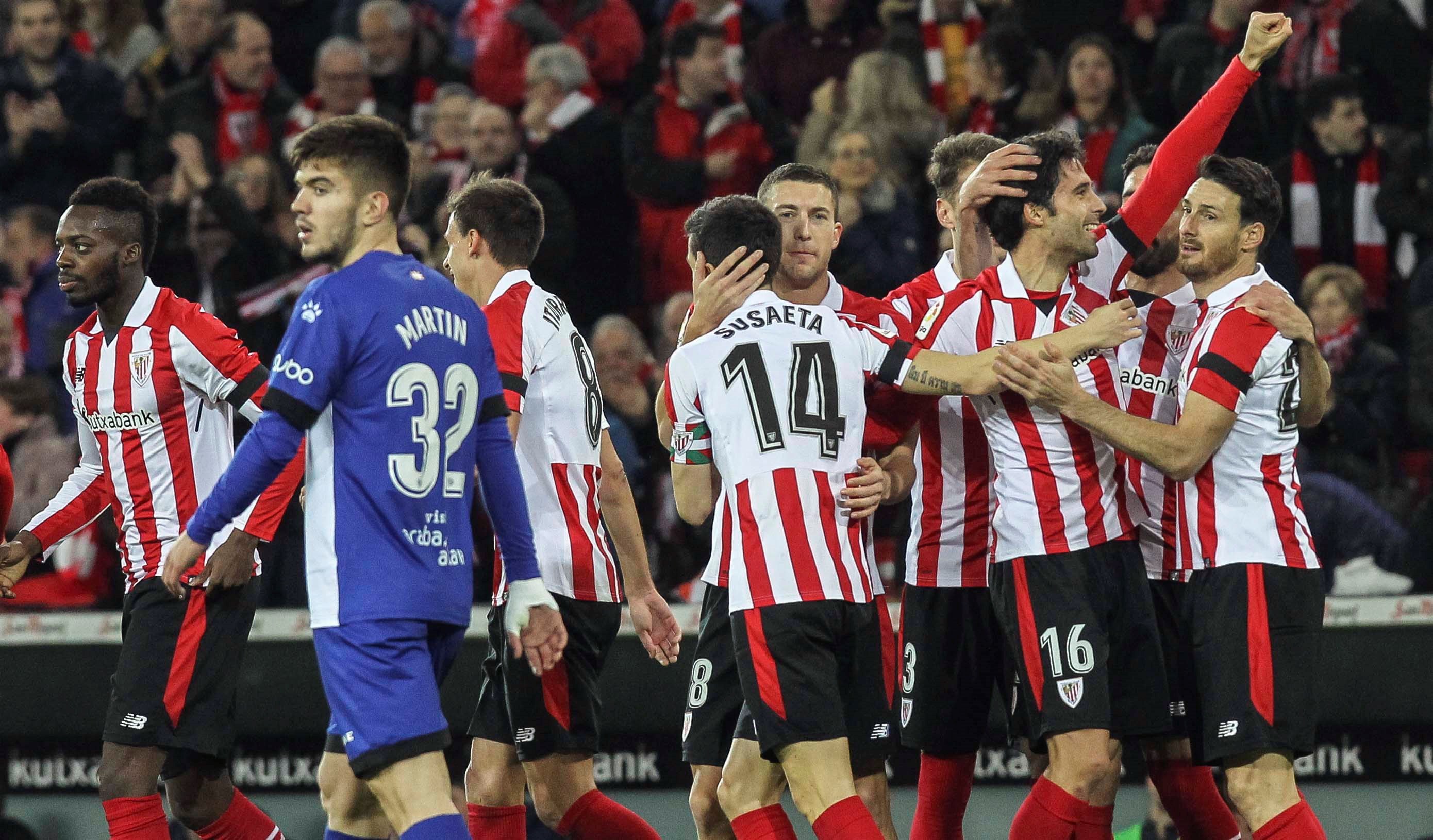 Los jugadores del Athletic celebran su primer gol ante el Alavés, obra de Etxeita.