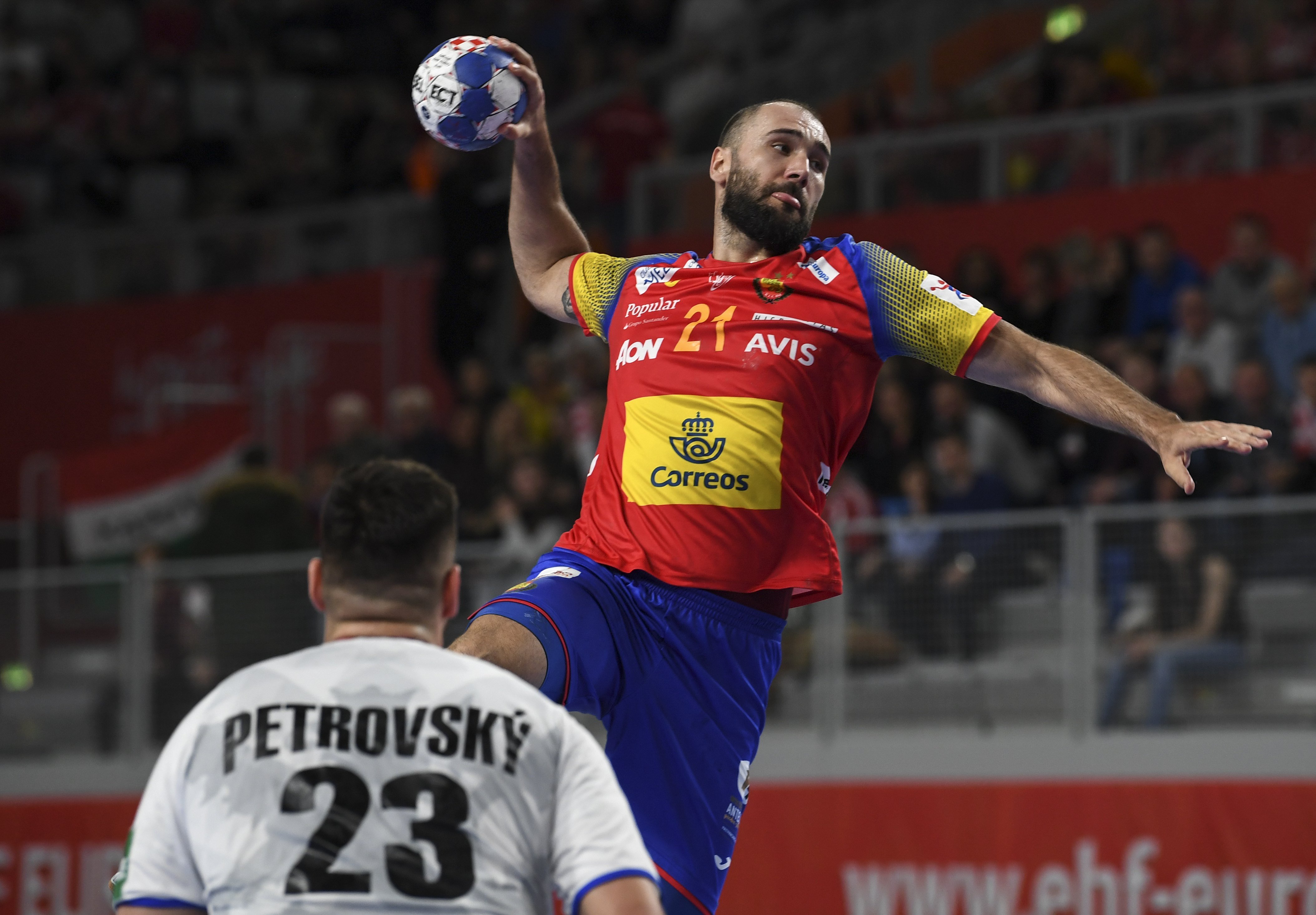 Joan Cañellas lanza a portería durante el partido ante la República Checa.