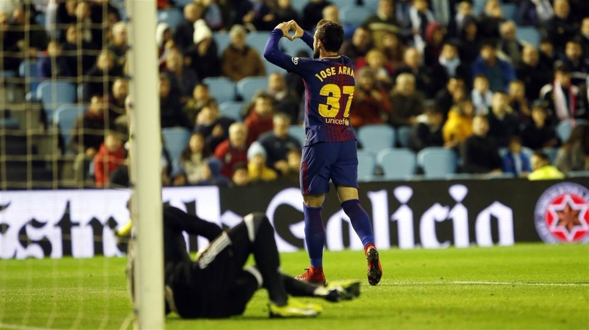 El barcelonista José Arnáiz celebró el gol del empate formando un corazón con sus manos.