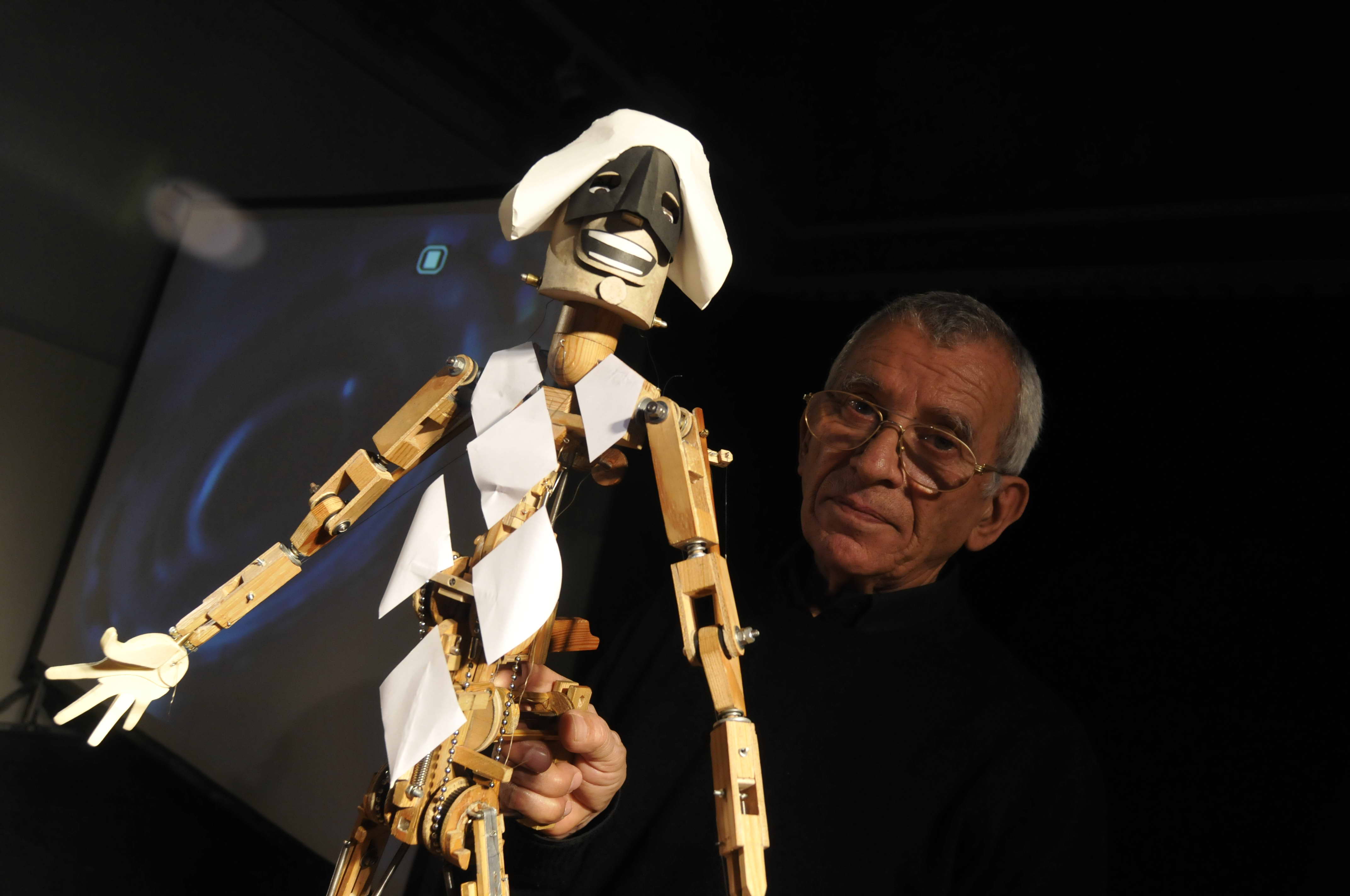 Francisco Peralta, con una de sus marionetas. / J.M.
