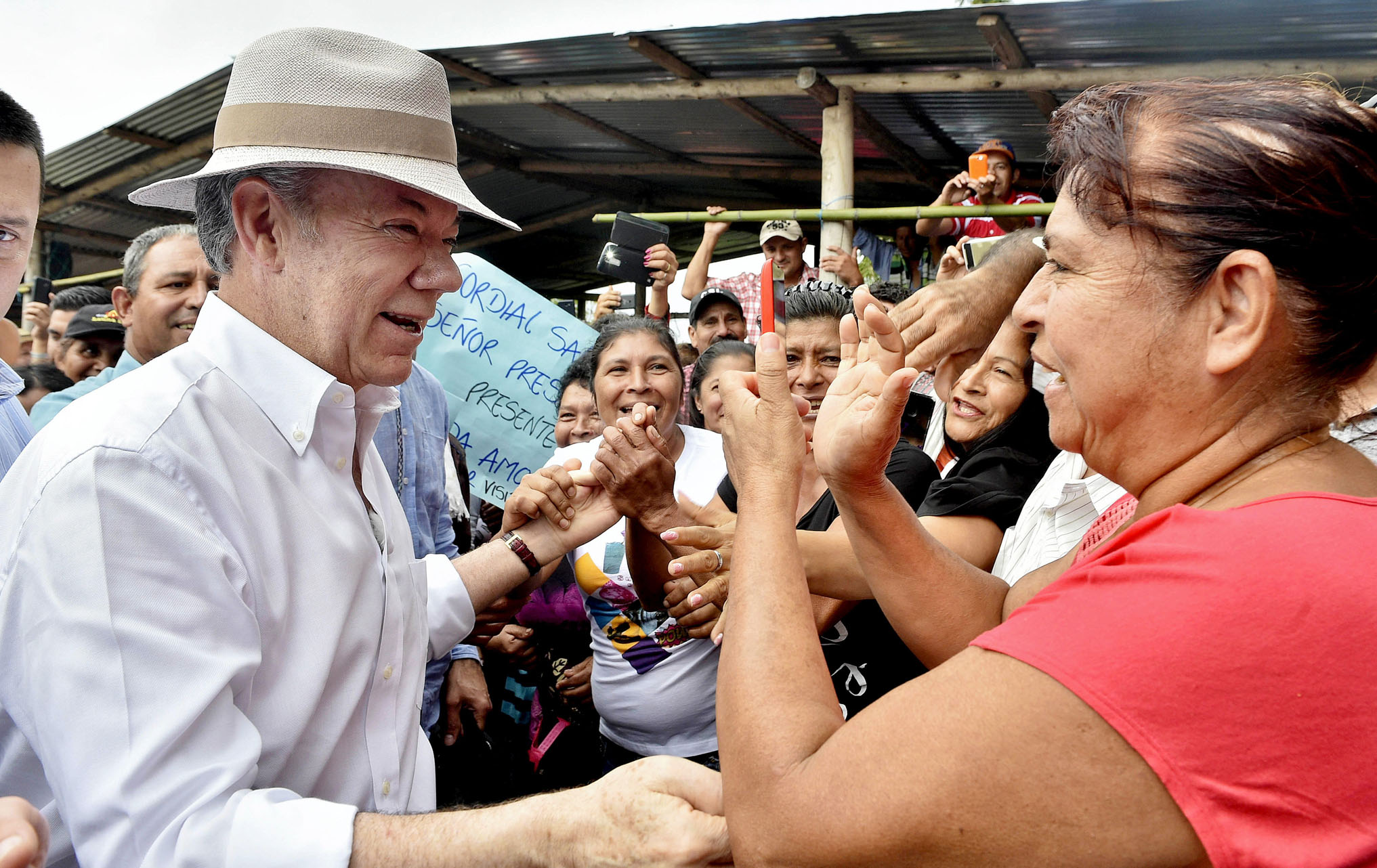 Juan Manuel Santos saludando a un grupo de personas, ayer en La Palma (Colombia).
